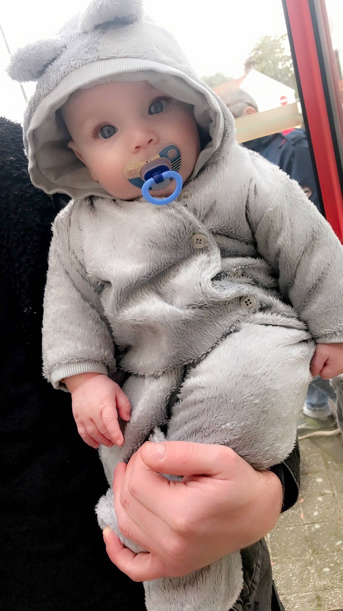 Ismaël-laurindo a rejoint le concours — aidez-le/la à gagner de superbes lots ! baby, baby_toddler_clothing, cap, cheek, child, doll, electric_blue, eye, fashion_accessory, finger, gesture, hand, headwear, nail, nose, person, product, skin, sleeve, sun_hat