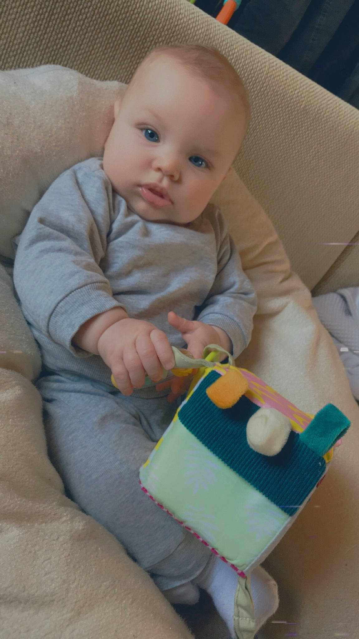 Ismaël-laurindo participe au concours pour gagner de l'argent avec cette photo : baby, baby_products, baby_toddler_clothing, cheek, child, comfort, couch, flooring, linens, person, room, sitting, skin, sleeve, sock, t_shirt, textile, toddler