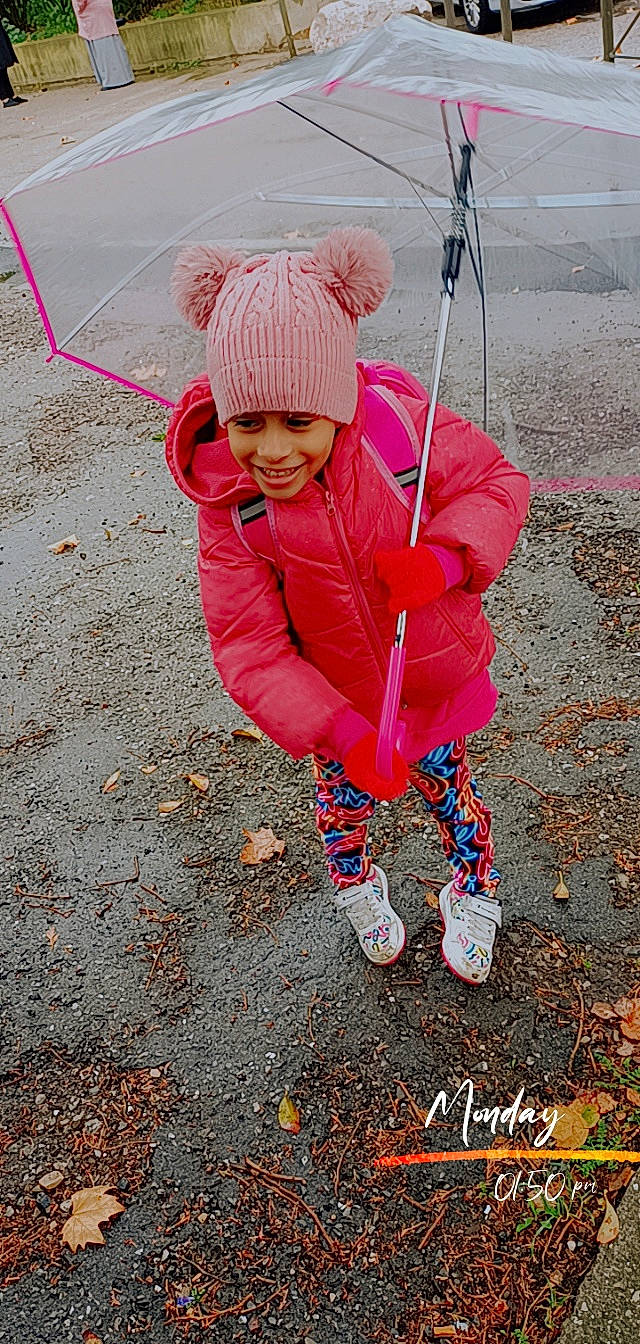 Ines participe au concours pour gagner de l'argent avec cette photo : child, eye, face, fashion_accessory, fun, grass, happy, head, headwear, human_body, joy, landscape, magenta, outerwear, pattern, people_in_nature, person, pink, recreation, sand