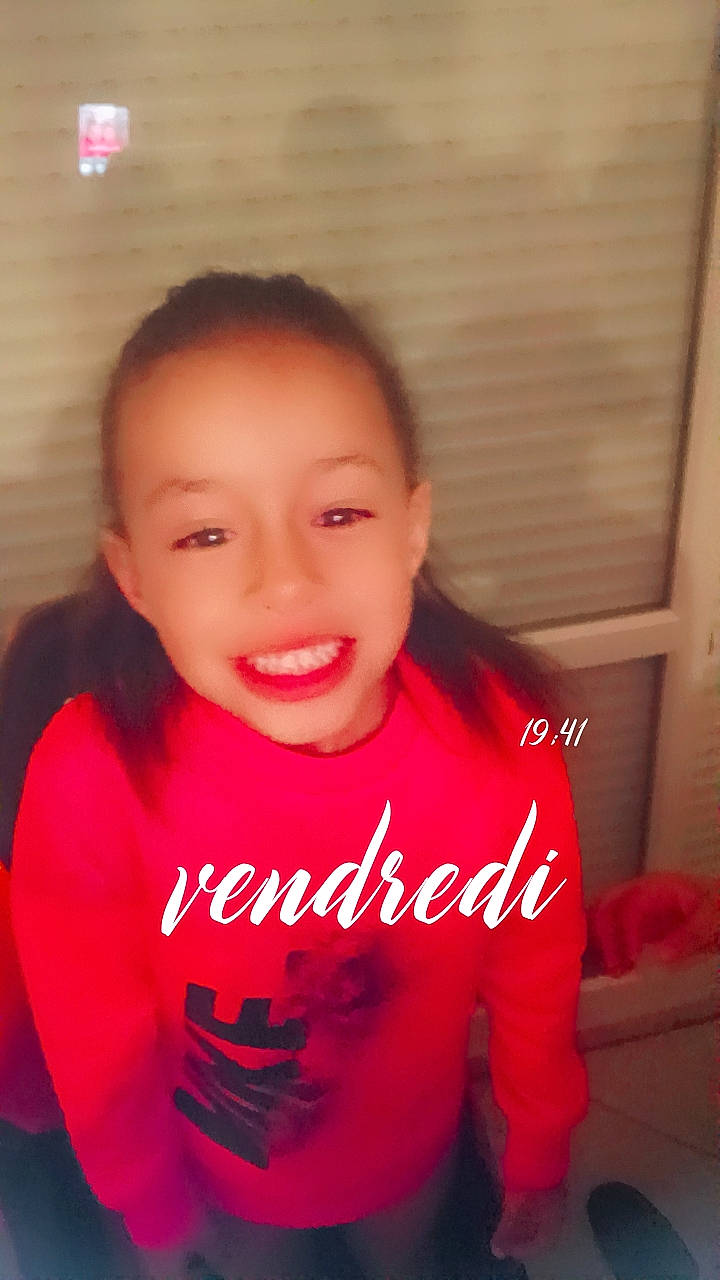 Ines participe au concours pour gagner de l'argent avec cette photo : brown_hair, carmine, cheek, electric_blue, eyelash, gesture, happy, human_body, jaw, joy, lip, long_hair, magenta, neck, nose, person, selfie, shoulder, sleeve, smile