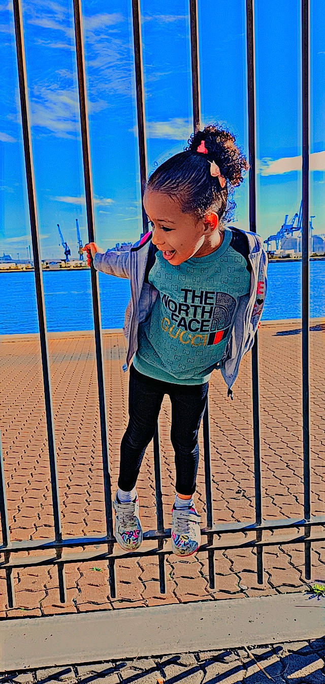 Ines participe au concours pour gagner de l'argent avec cette photo : azure, blue, child, electric_blue, fun, happy, human_leg, knee, leisure, net, ocean, person, recreation, sky, sports, sportswear, t_shirt, toddler, travel, waist