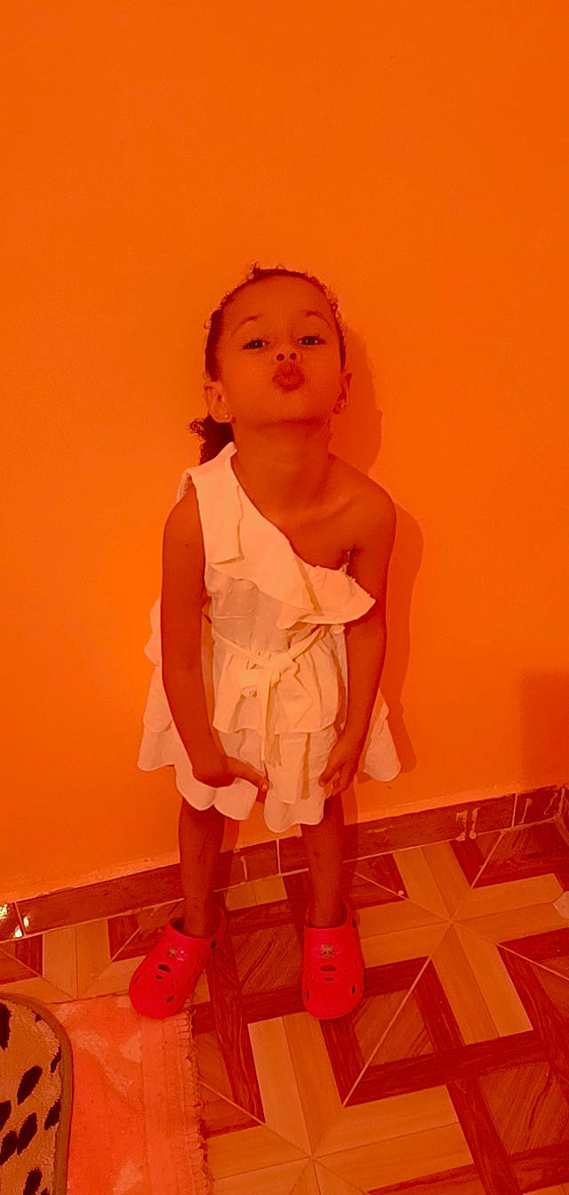 Ines participe au concours pour gagner de l'argent avec cette photo : baby_toddler_clothing, child, fashion_design, flooring, fun, gesture, happy, human_leg, knee, leg, peach, person, pink, room, shorts, shoulder, sitting, sleeve, standing, thigh