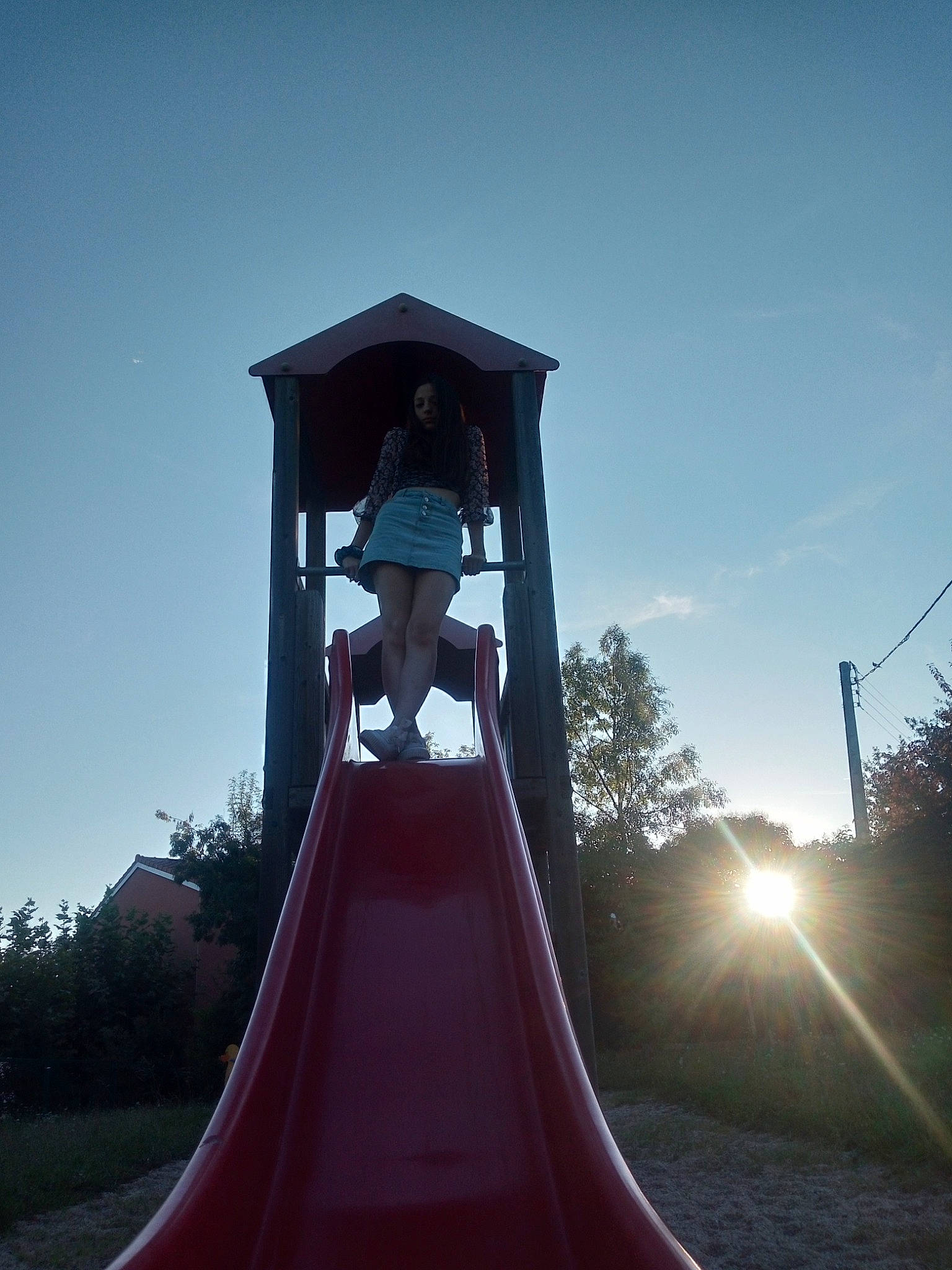 Iris a rejoint le concours — aidez-le/la à gagner de superbes lots ! chute, city, dress, flash_photography, formal_wear, grass, house, landscape, leisure, outdoor_play_equipment, person, plant, playground, playground_slide, recreation, sky, swing, symmetry, tints_and_shades, tree