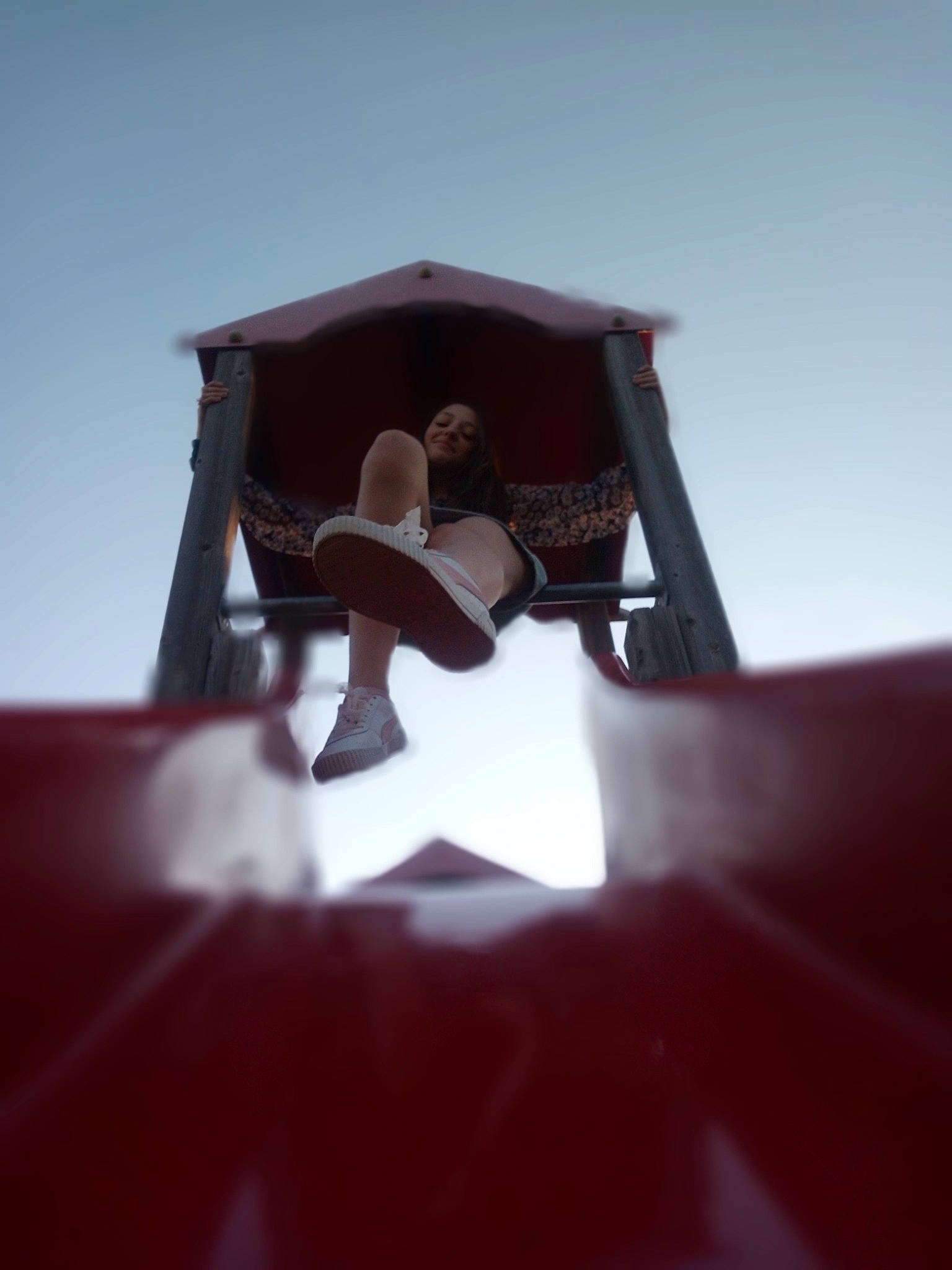 Iris a rejoint le concours — aidez-le/la à gagner de superbes lots ! art, carmine, ceiling, electric_blue, finial, fun, glass, light_fixture, lighting_accessory, metal, person, roof, shade, shadow, sky, still_life_photography, street_light, symbol, symmetry, tints_and_shades