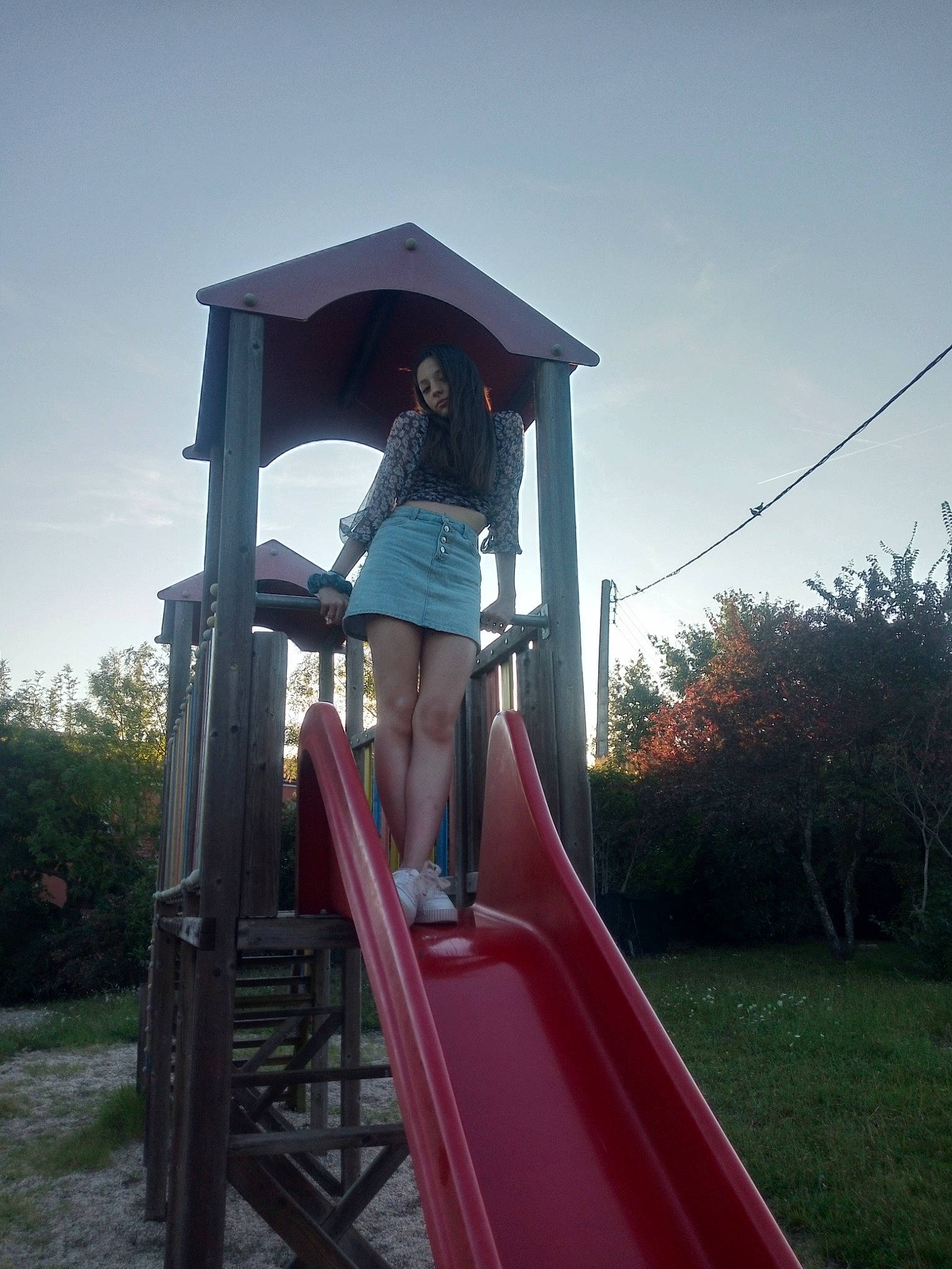 Iris a rejoint le concours — aidez-le/la à gagner de superbes lots ! chute, city, fun, grass, ladder, leisure, magenta, outdoor_play_equipment, person, plant, play, playground, playground_slide, pole, recreation, shade, shorts, sky, t_shirt, tree