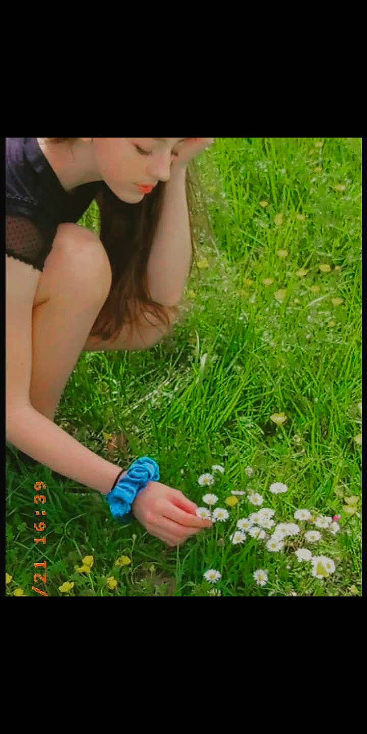 Iris participe au concours pour gagner de l'argent avec cette photo : beauty, electric_blue, flower, fun, gesture, grass, grass_family, grassland, groundcover, happy, headwear, human_leg, lawn, leaf, leisure, meadow, nail, people_in_nature, person, petal