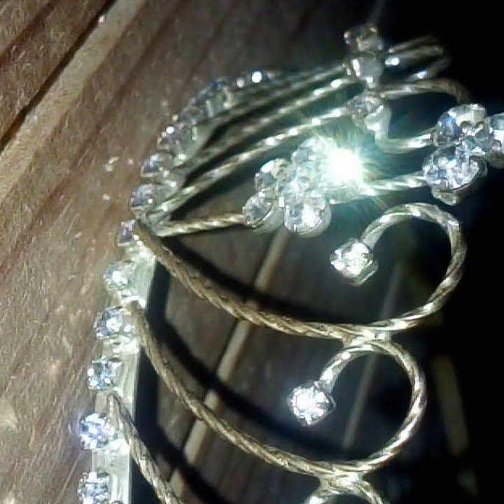 Jsp a rejoint le concours — aidez-le/la à gagner de superbes lots ! auto_part, automotive_lighting, automotive_tire, bangle, body_jewelry, circle, drinkware, event, fashion_accessory, font, glass, grille, headlamp, jewellery, metal, nickel, silver, steel, transparent_material, wood