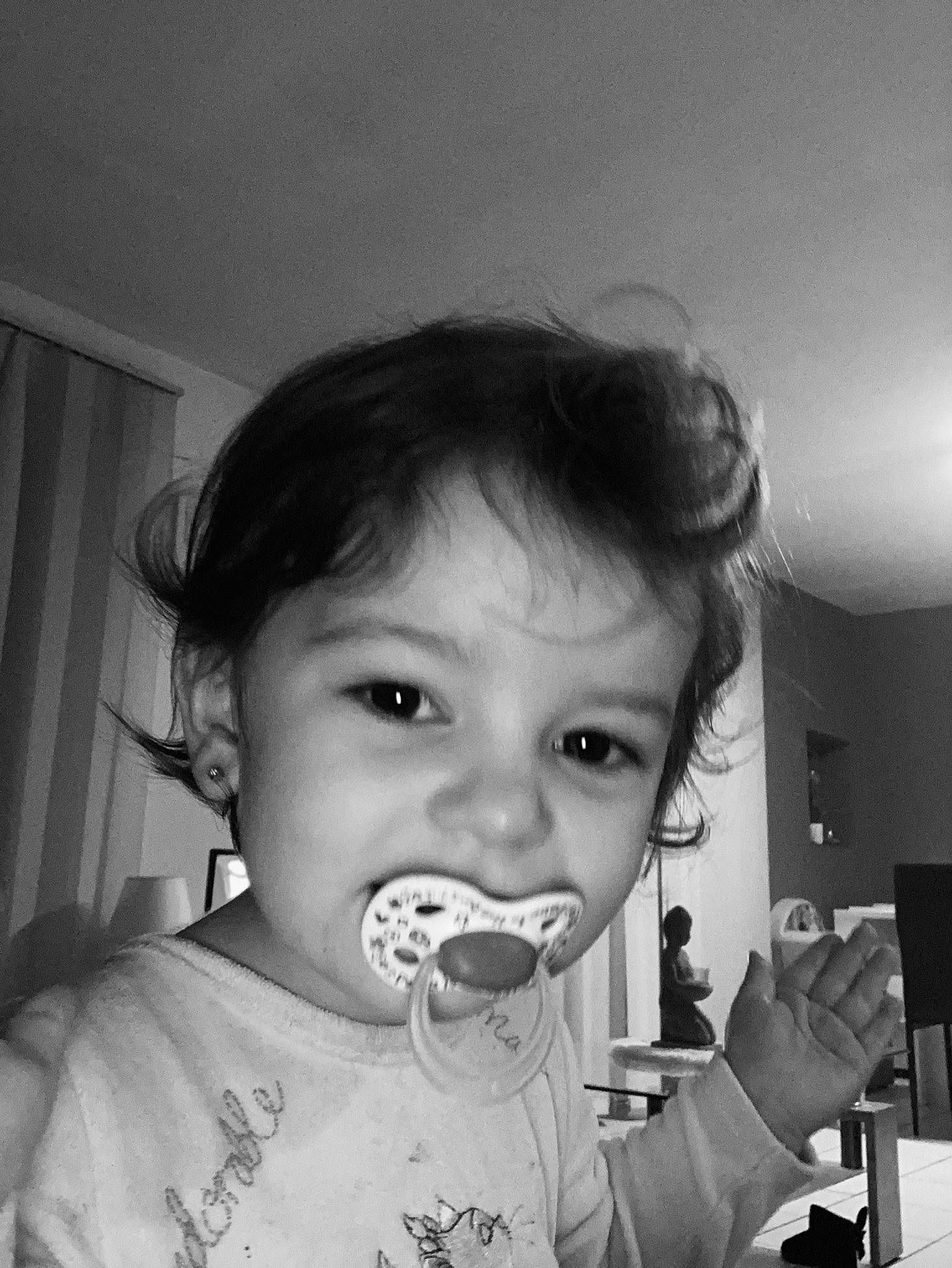 Maëly participe au concours pour gagner de l'argent avec cette photo : black_and_white, cheek, cool, curtain, ear, eye, eyebrow, eyelash, food_craving, gesture, hairstyle, hand, happy, iris, jaw, lip, mouth, nose, person, standing