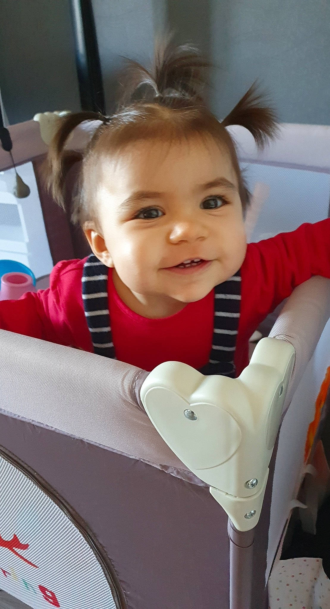 Thaïs a rejoint le concours — aidez-le/la à gagner de superbes lots ! baby, baby_products, baby_toddler_clothing, beauty, carmine, cheek, child, eye, facial_expression, fun, hair, hairstyle, happy, head, joy, person, sitting, skin, sleeve, smile