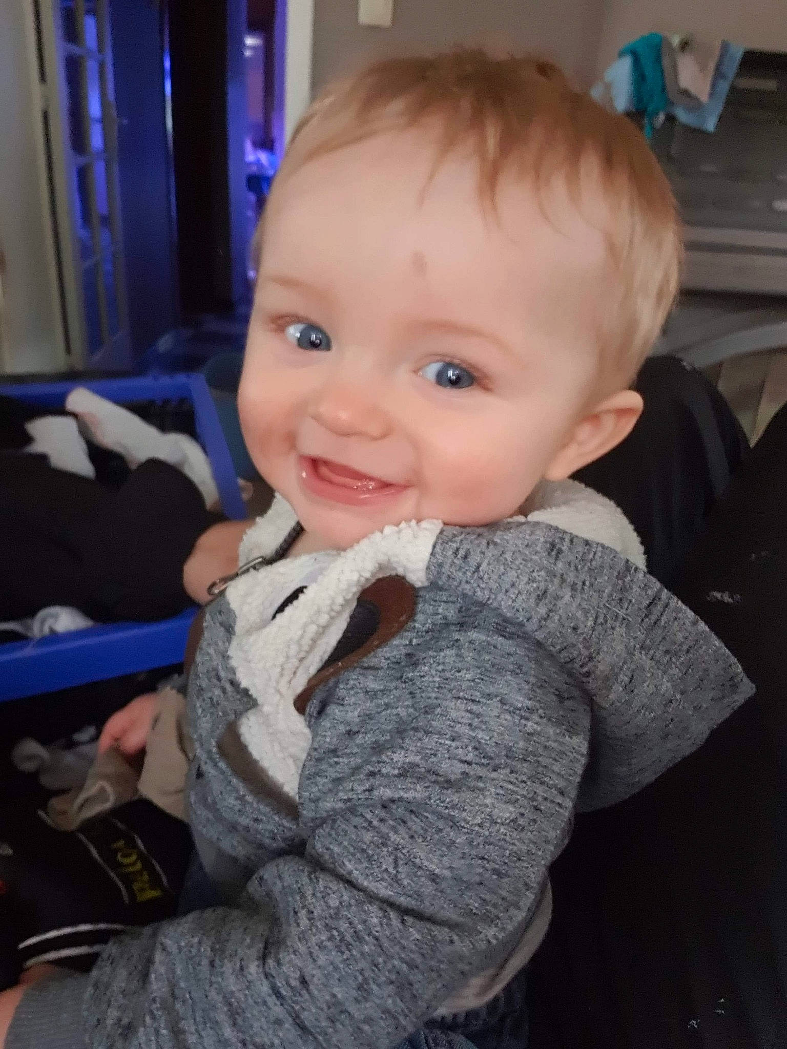 Malcolm a rejoint le concours — aidez-le/la à gagner de superbes lots ! baby, cheek, child, chin, eye, eyebrow, face, facial_expression, finger, forehead, fun, head, iris, joy, lip, mouth, nose, person, sitting, skin