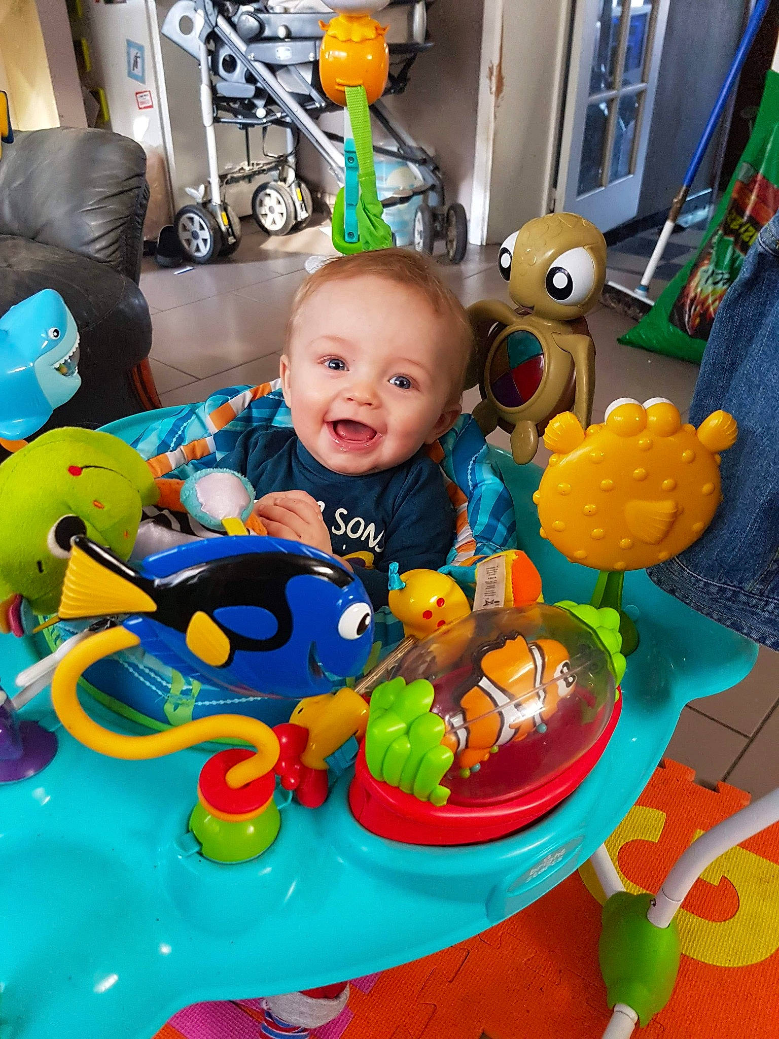 Malcolm participe au concours pour gagner de l'argent avec cette photo : baby, baby_playing_with_toys, baby_toys, child, fun, leisure, person, play, smile, toddler, toy, vacation