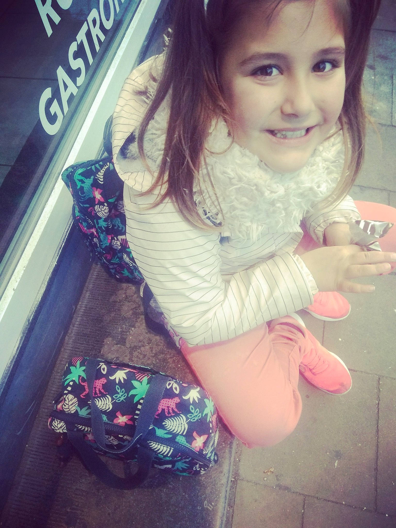 Inaya a rejoint le concours — aidez-le/la à gagner de superbes lots ! arm, chin, eye, eyebrow, eyelash, fashion, hair, hairstyle, hand, happy, human, human_body, joy, lip, neck, organ, person, photograph, shoulder, skin