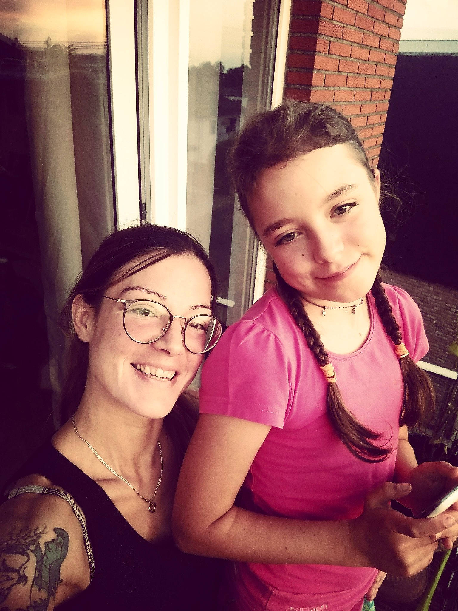 Thays participe au concours pour gagner de l'argent avec cette photo : arm, black_hair, chest, cool, eyebrow, eyelash, eyewear, fashion, flash_photography, glasses, hairstyle, happy, human, iris, joy, muscle, organ, person, shoulder, skin