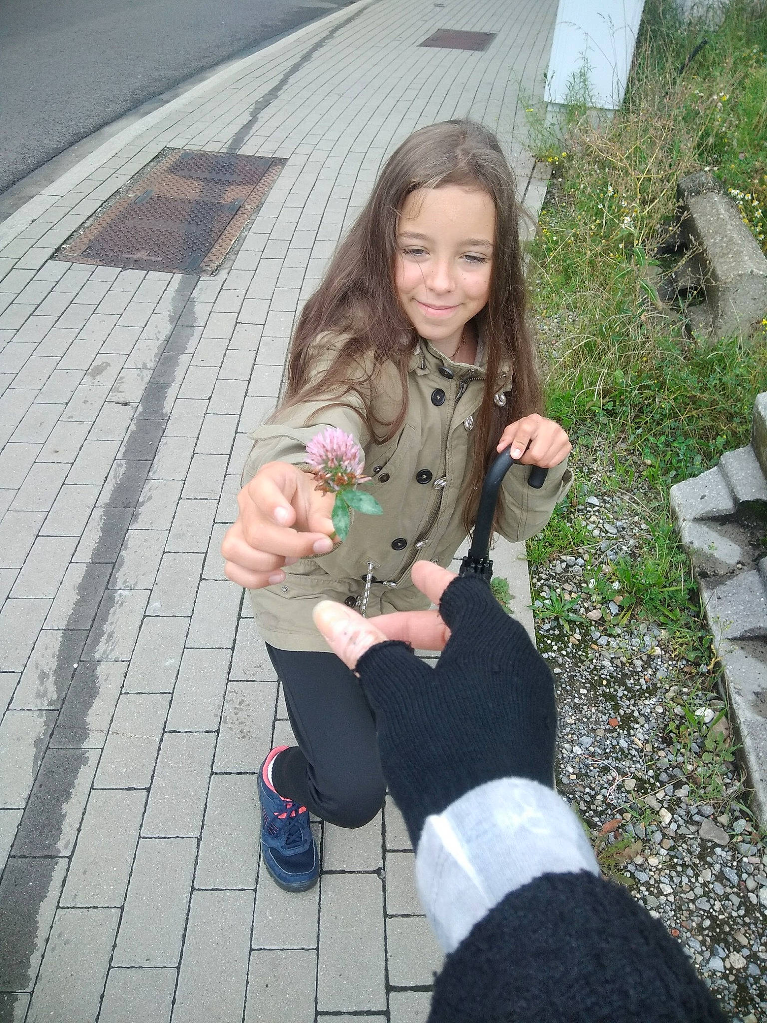 Thays participe au concours pour gagner de l'argent avec cette photo : child, companion_dog, fawn, fun, grass, hair, hairstyle, happy, human_leg, joy, knee, leisure, long_hair, morning, person, plant, sleeve, smile, snapshot, street_fashion