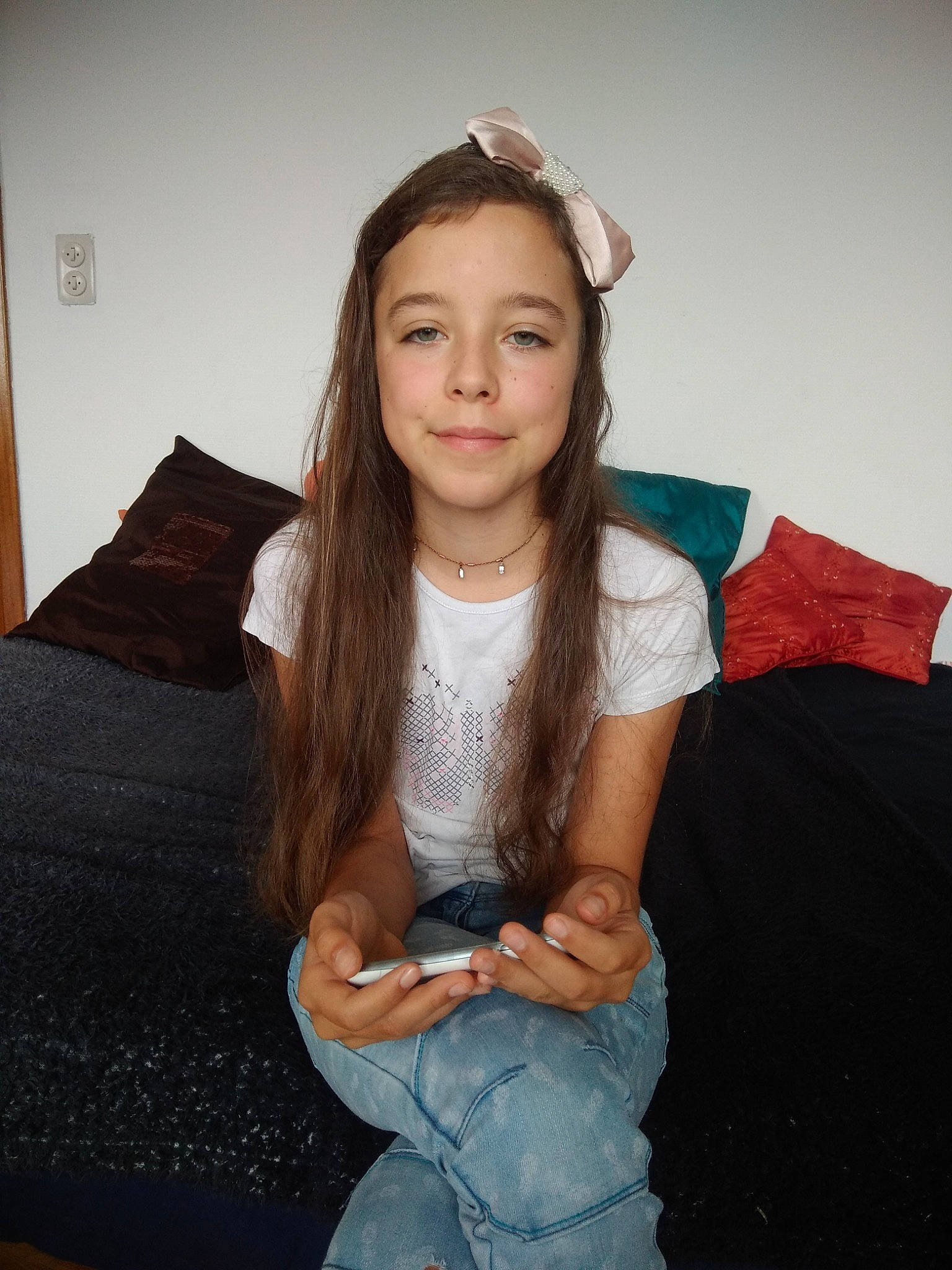 Thays participe au concours pour gagner de l'argent avec cette photo : beauty, black_hair, cool, finger, flash_photography, fun, gesture, hand, happy, joint, joy, knee, lap, lip, organ, person, skin, sleeve, smile, standing