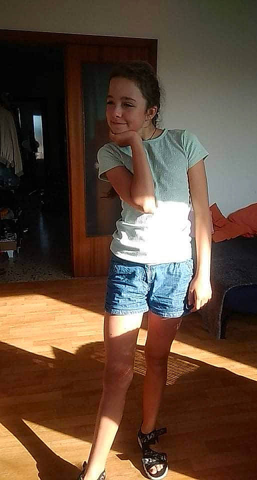 Thays a rejoint le concours — aidez-le/la à gagner de superbes lots ! abdomen, cool, denim, electric_blue, fashion_design, flash_photography, fun, human_leg, jean_short, joint, joy, knee, long_hair, person, shorts, shoulder, standing, street_fashion, t_shirt, thigh