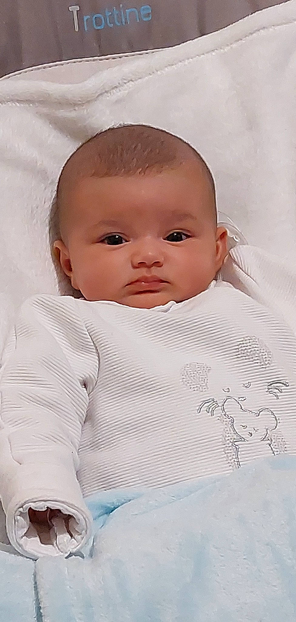 Luna a rejoint le concours — aidez-le/la à gagner de superbes lots ! baby, baby_products, baby_toddler_clothing, cheek, child, comfort, eye, eyelash, fur, happy, iris, linens, lip, monochrome_photography, nose, pattern, person, portrait_photography, skin, sleeve