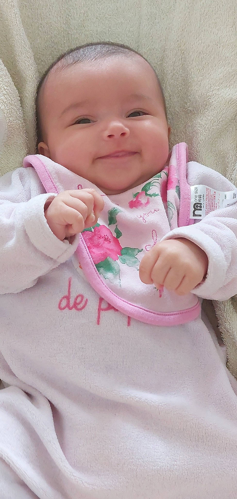 Luna a rejoint le concours — aidez-le/la à gagner de superbes lots ! baby, baby_products, baby_toddler_clothing, bib, cheek, child, collar, comfort, happy, iris, lip, nose, outerwear, pattern, person, pink, skin, sleeve, smile, textile