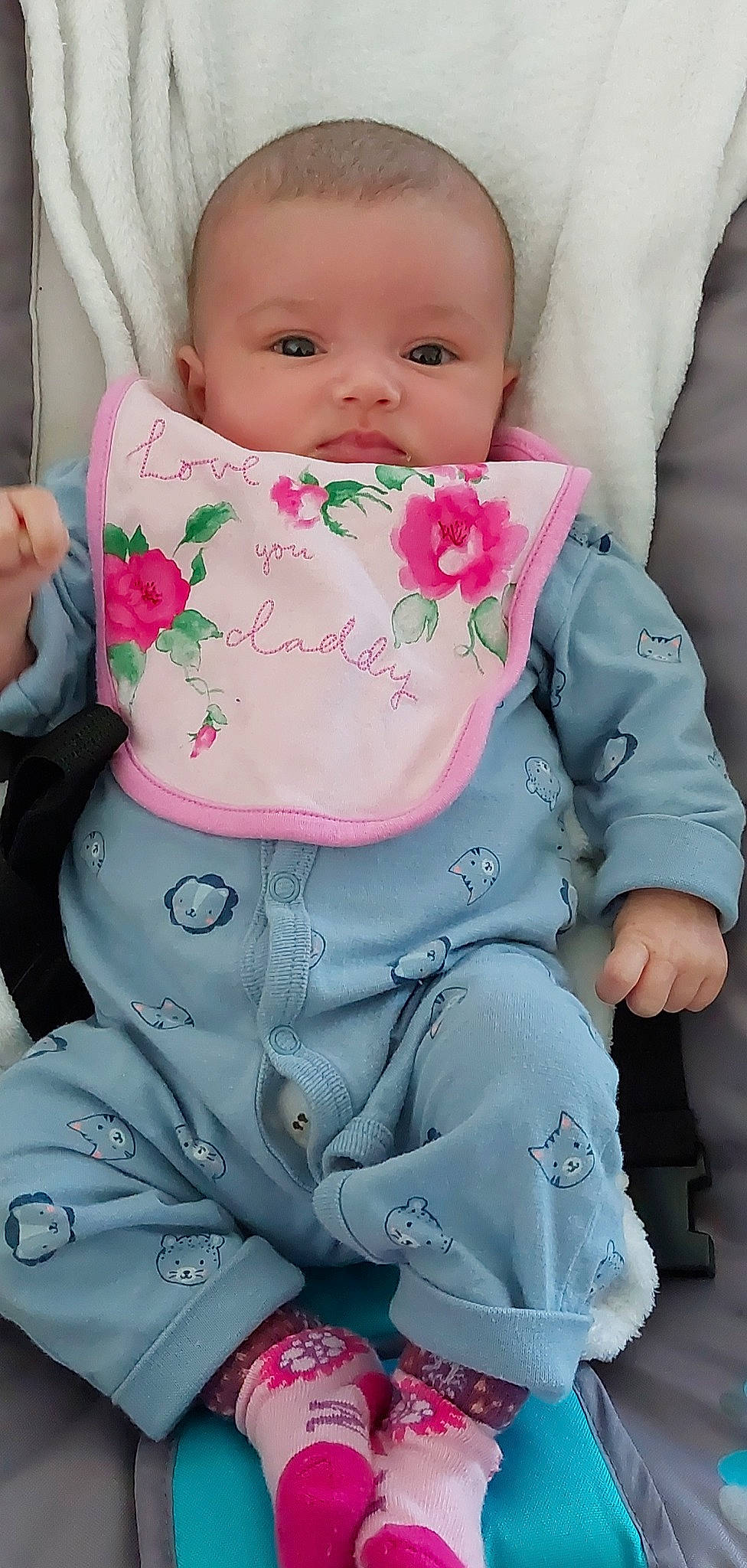 Luna participe au concours pour gagner de l'argent avec cette photo : baby_toddler_clothing, cheek, chin, comfort, eye, finger, gesture, green, head, human_body, lip, mouth, neck, nose, person, pink, product, skin, sleeve, textile