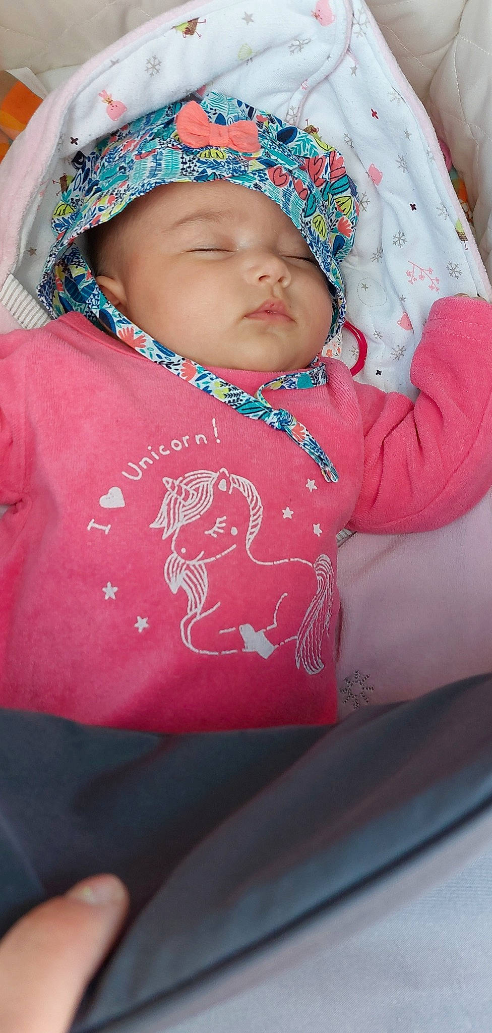 Luna participe au concours pour gagner de l'argent avec cette photo : baby, baby_toddler_clothing, beanie, cap, cheek, child, event, fashion_accessory, flesh, happy, headwear, jewellery, magenta, pattern, person, pink, portrait_photography, red, sleeve, t_shirt