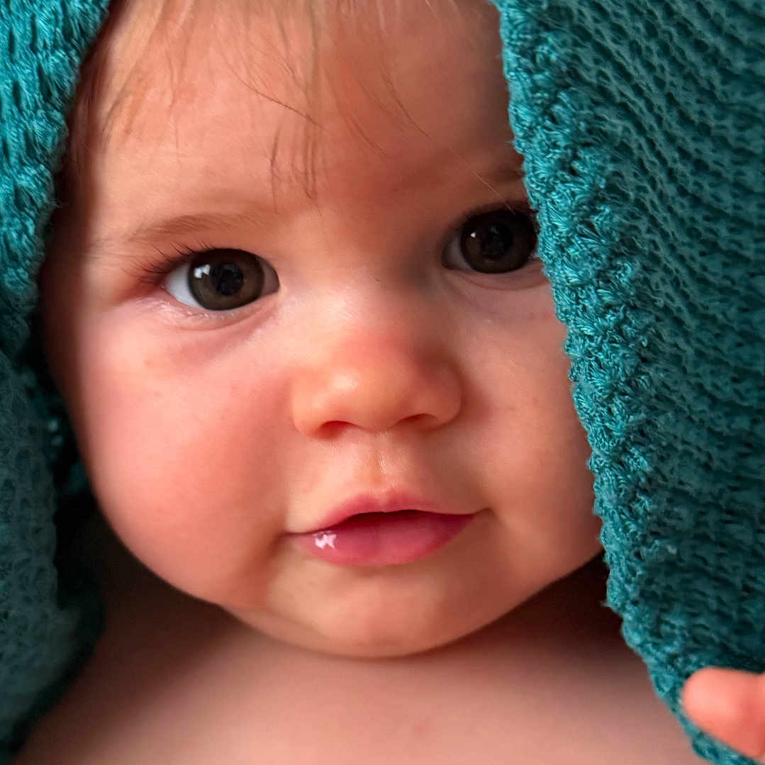 Anna participe au concours pour gagner de l'argent avec cette photo : adorable, baby, blanket, child, closeup, curious, cute, expression, eyes, face, hand, indoors, infant, knitwear, newborn, portrait, skin, soft, toddler, warm