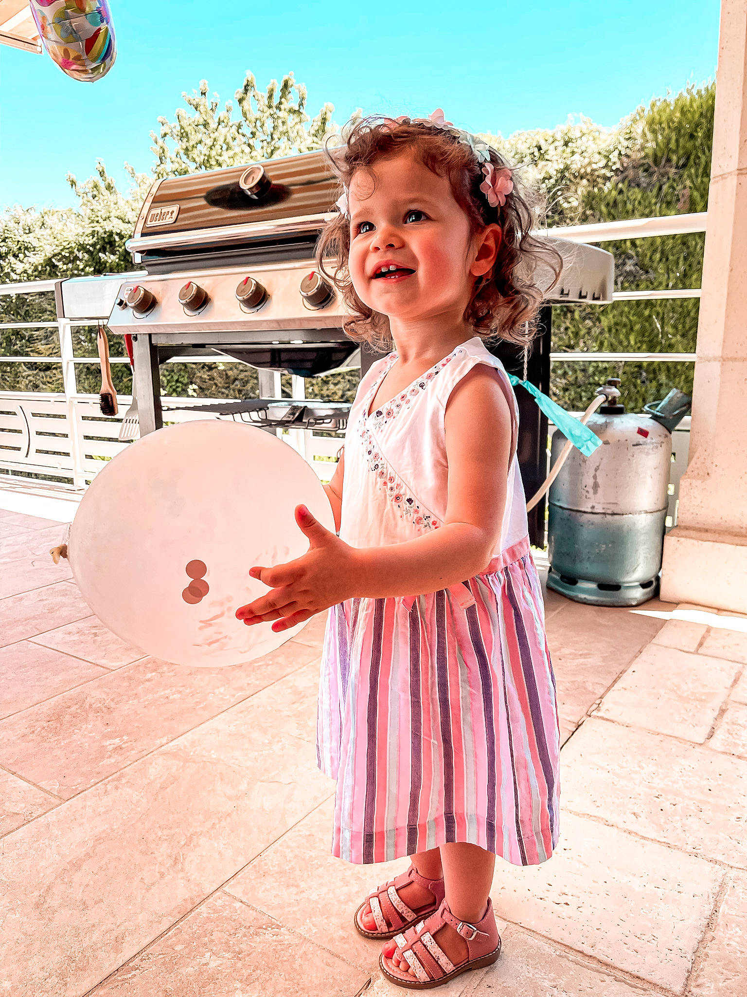 Aline a rejoint le concours — aidez-le/la à gagner de superbes lots ! daytime, dress, drum, hairstyle, happy, hat, human_body, idiophone, leg, leisure, membranophone, musical_instrument, organ, person, pink, public_space, shoe, sky, smile, standing