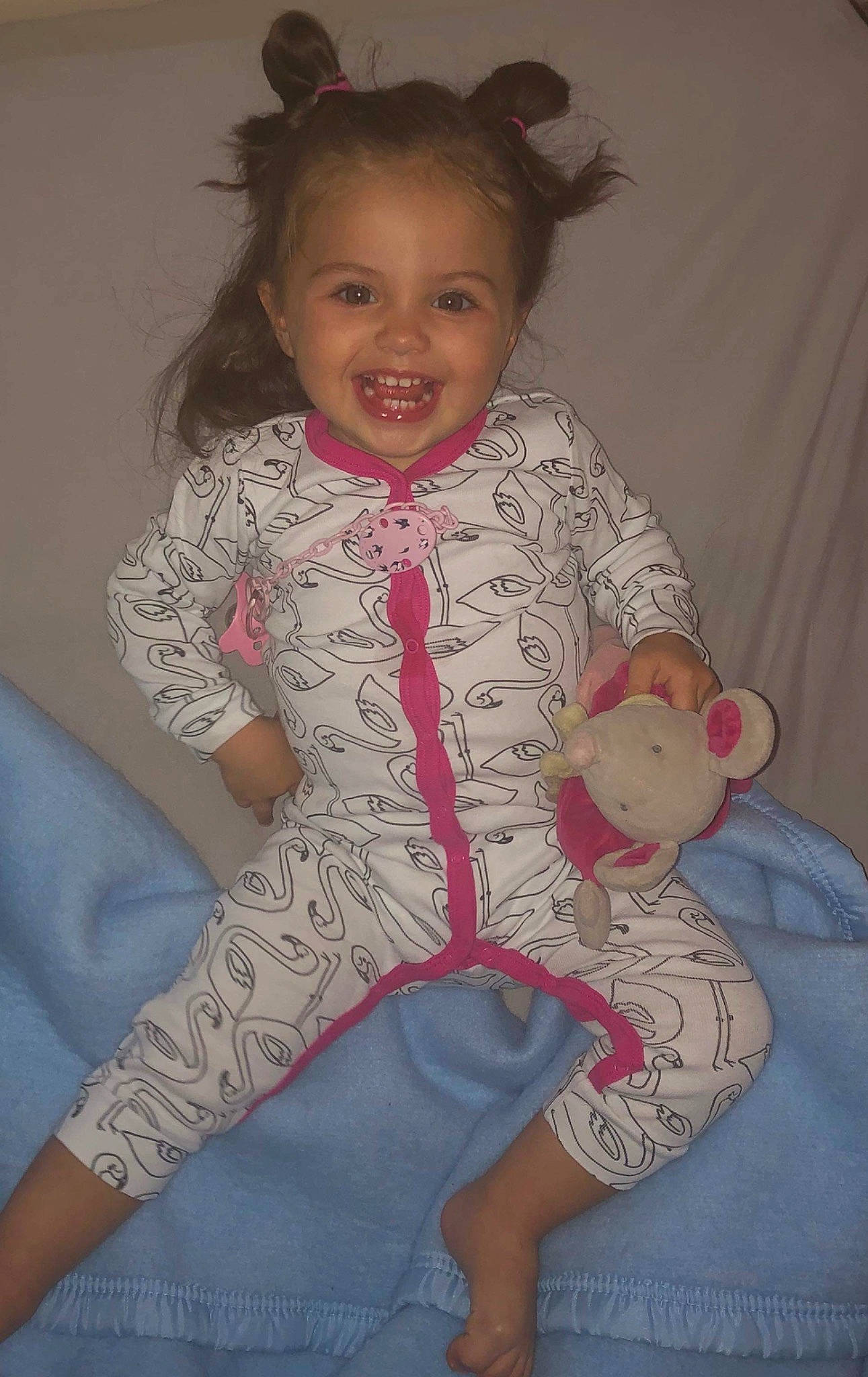 Camilia a rejoint le concours — aidez-le/la à gagner de superbes lots ! baby_toddler_clothing, child, joy, pattern, person, pink, textile, toddler