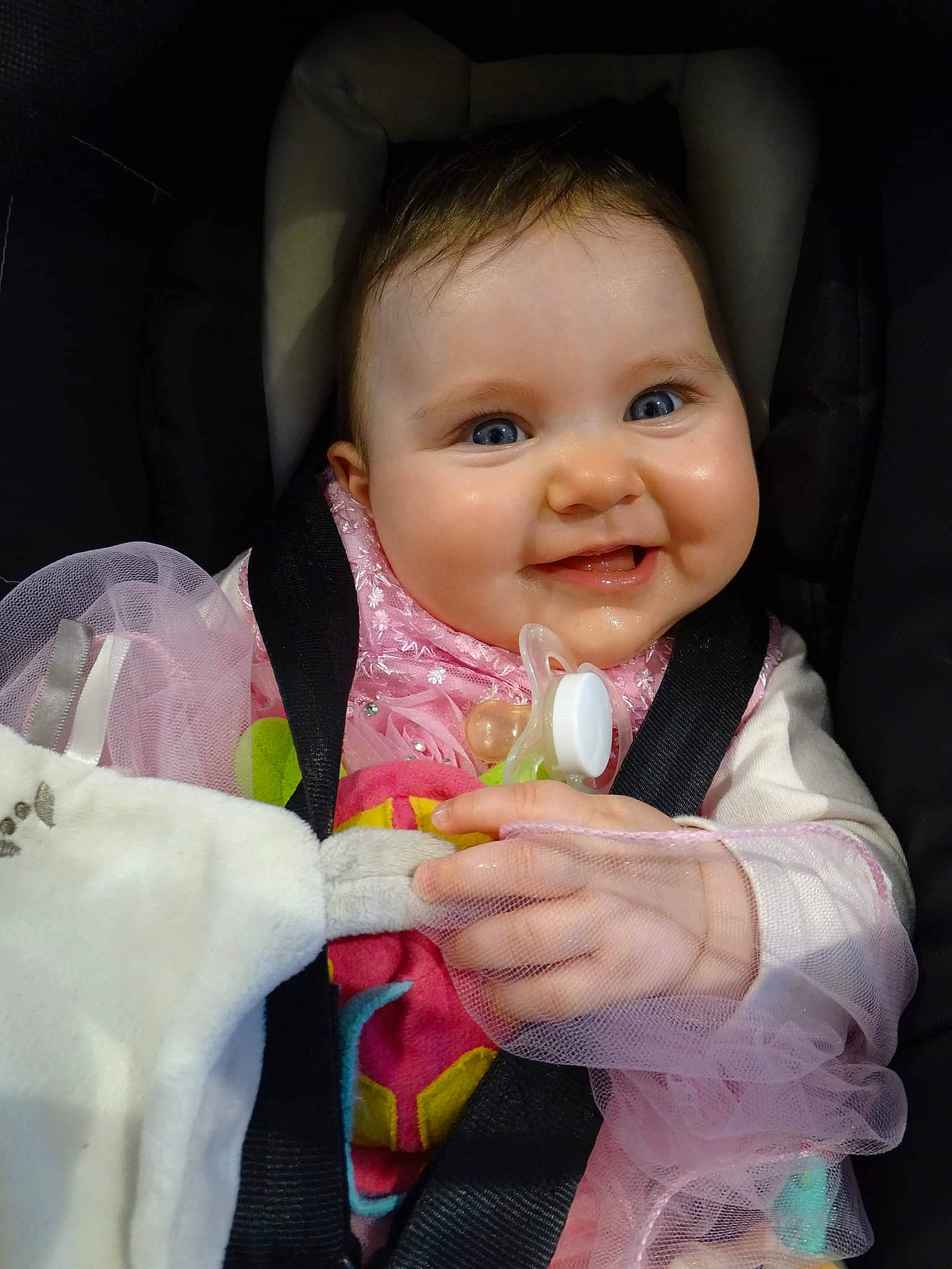 Nais participe au concours pour gagner de l'argent avec cette photo : arm, baby, baby_toddler_clothing, cheek, face, finger, gesture, hand, happy, iris, joy, lip, mouth, nose, person, pink, skin, sleeve, smile, textile