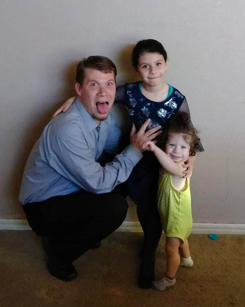 Penelope is registered to the contest to win money with this photo: baby, child, event, family, fun, happy, joy, leg, people, person, photography, shoulder, sitting, smile, standing, t_shirt, toddler, vacation