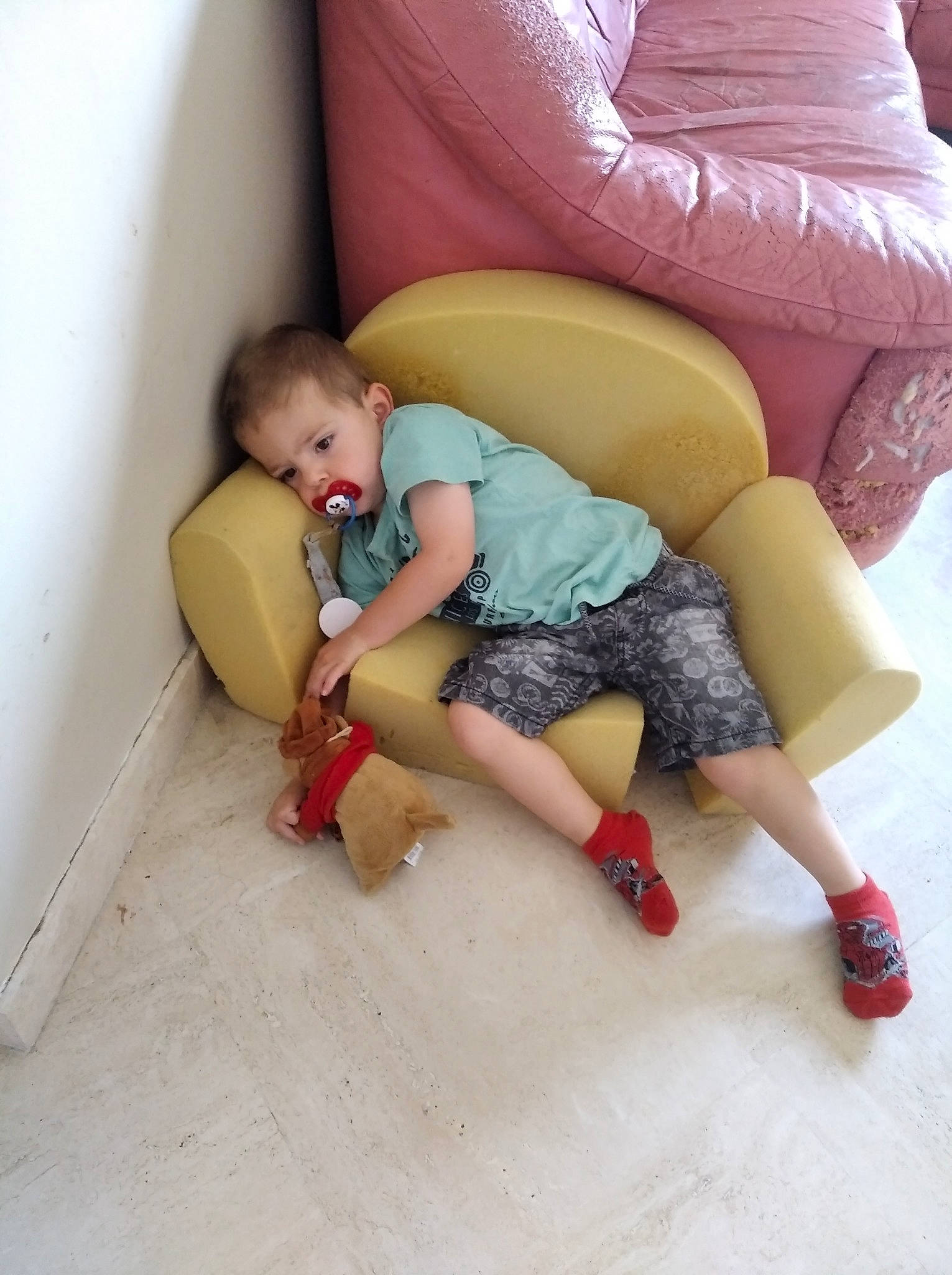 Désiré participe au concours pour gagner de l'argent avec cette photo : baby, child, comfort, knee, leg, person, sitting, thigh, toddler