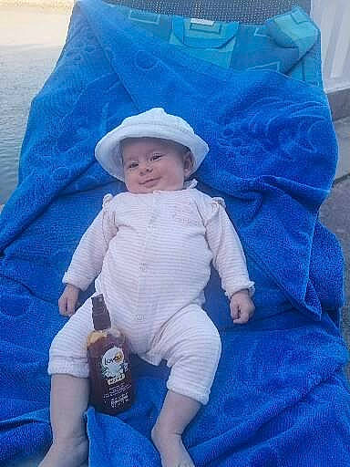 Louise a rejoint le concours — aidez-le/la à gagner de superbes lots ! aqua, azure, baby, baby_products, baby_toddler_clothing, blue, bottle, child, comfort, electric_blue, fun, hand, happy, hat, headwear, pattern, person, plastic_bottle, sleeve, sun_hat