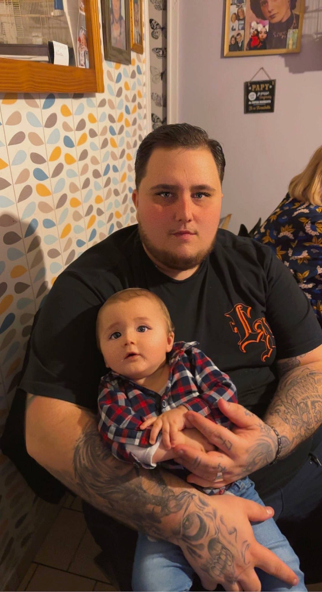 Lenny participe au concours pour gagner de l'argent avec cette photo : arm, baby, cheek, child, clothing, comfort, couch, curtain, elbow, event, fun, head, lap, muscle, person, picture_frame, room, sitting, t_shirt, toddler