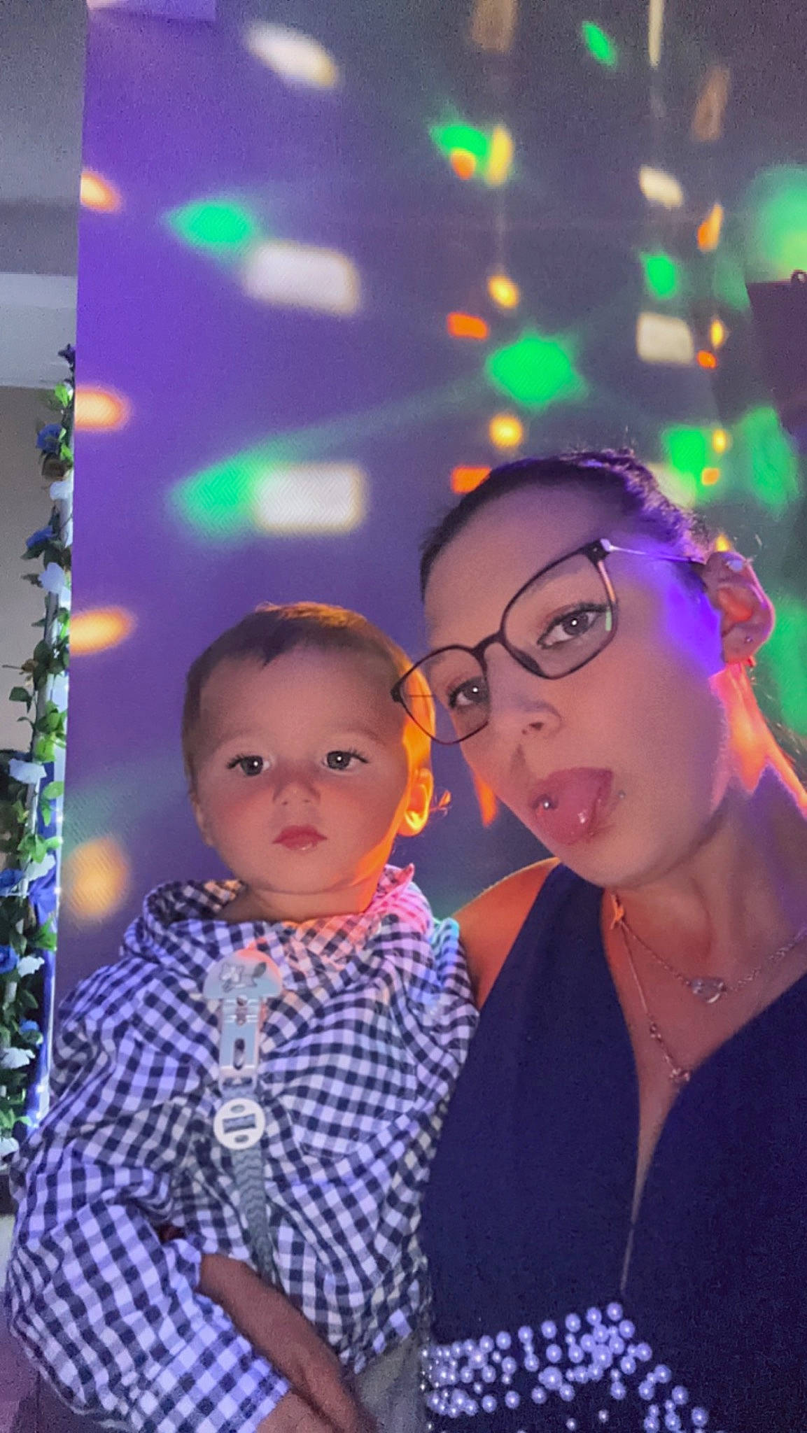 Lenny participe au concours pour gagner de l'argent avec cette photo : baby, beauty, child, design, electric_blue, entertainment, event, eyewear, facial_expression, fashion_design, flash_photography, fun, happy, jewellery, light, magenta, person, purple, toddler, violet