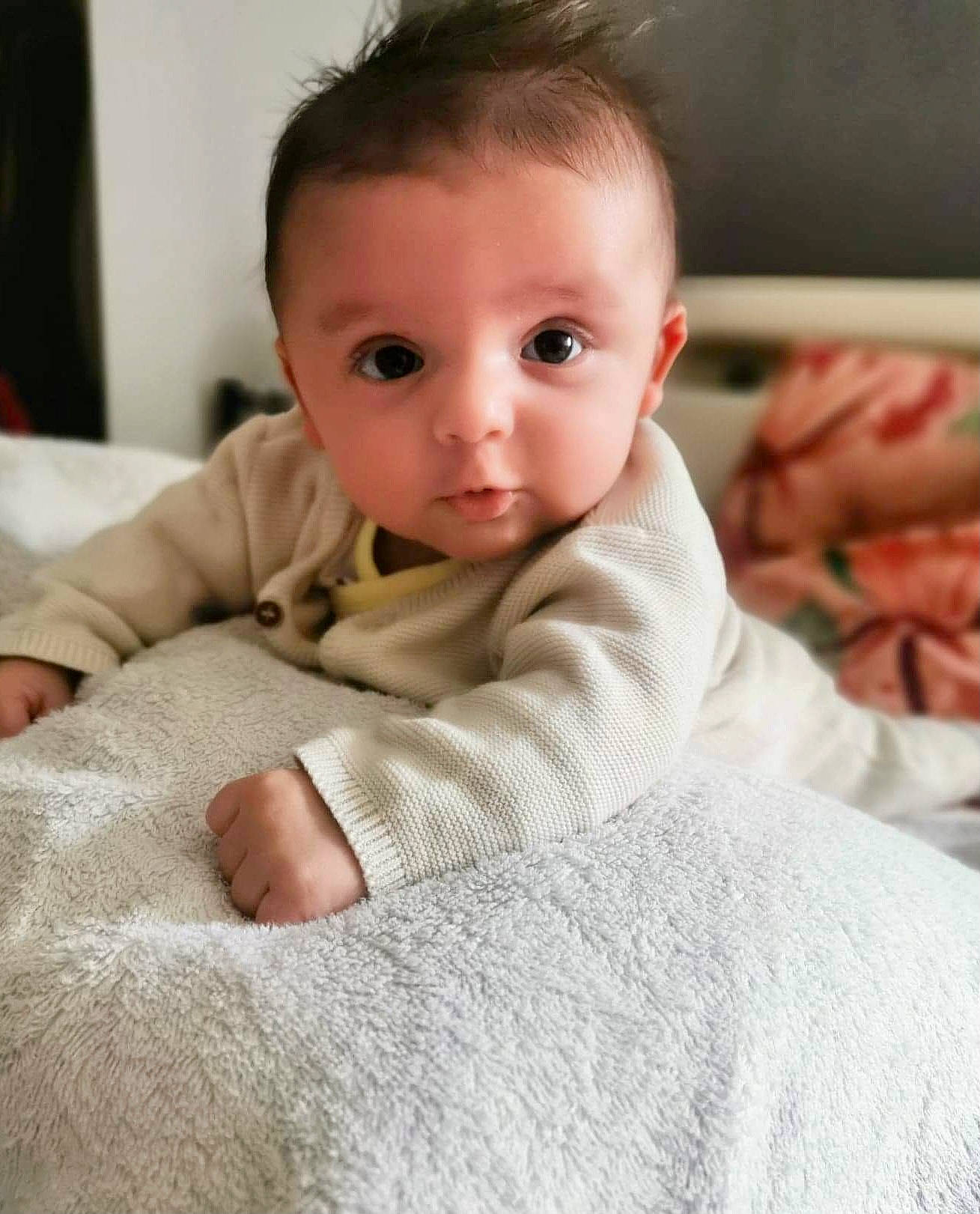 Sasha participe au concours pour gagner de l'argent avec cette photo : baby, baby_toddler_clothing, cheek, child, chin, close_up, collar, comfort, flooring, hairstyle, iris, linens, lip, mammal, nose, person, room, sitting, skin, sleeve