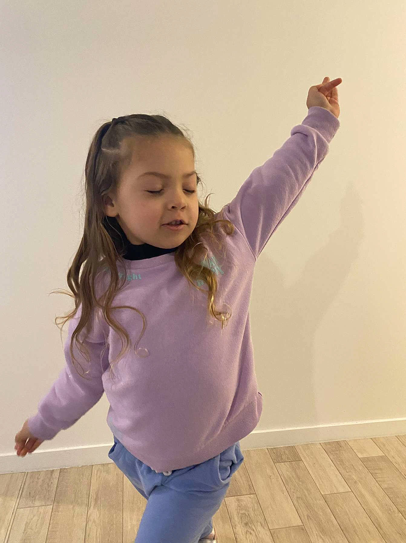 Synaïa participe au concours pour gagner de l'argent avec cette photo : arm, eye, face, floor, flooring, fun, gesture, hair, happy, head, joint, knee, person, shoulder, skin, sleeve, standing, toddler, trunk, waist