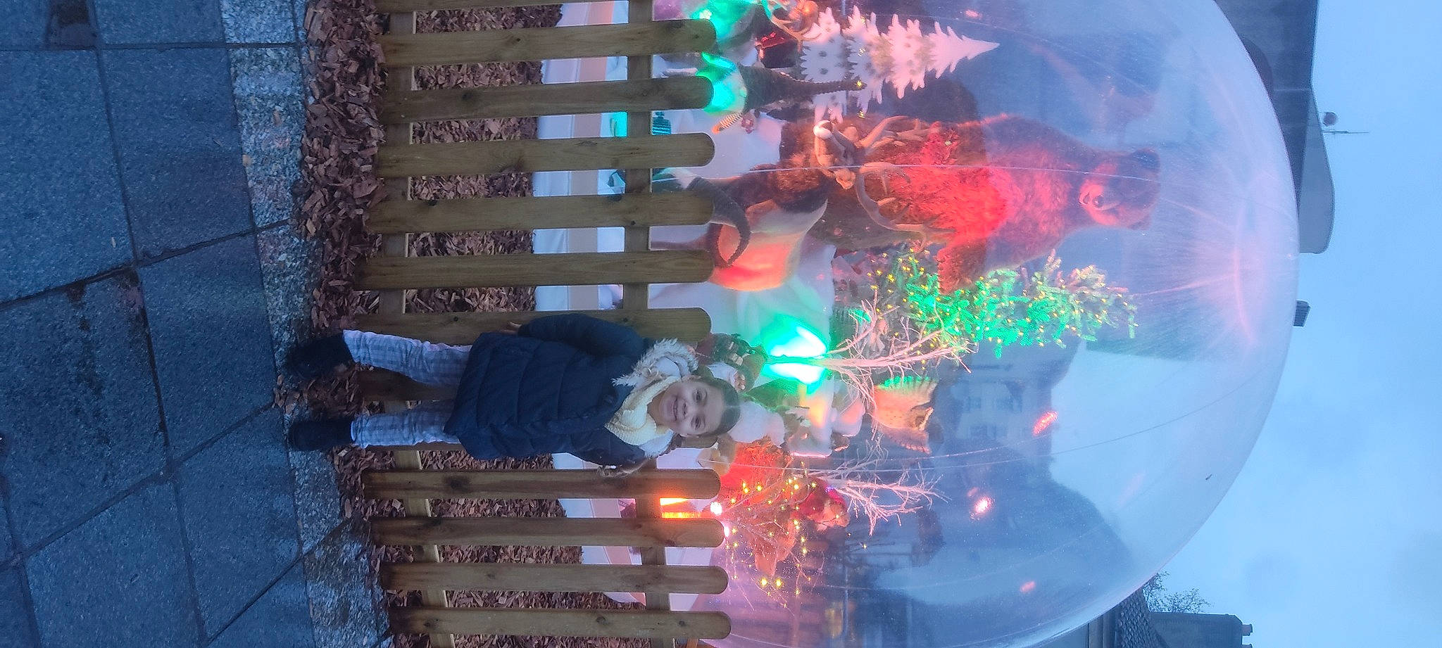 Synaïa participe au concours pour gagner de l'argent avec cette photo : art, city, entertainment, event, fun, glass, graphics, joy, leisure, light, lighting, line, machine, music, night, person, sky, snapshot, space, tree