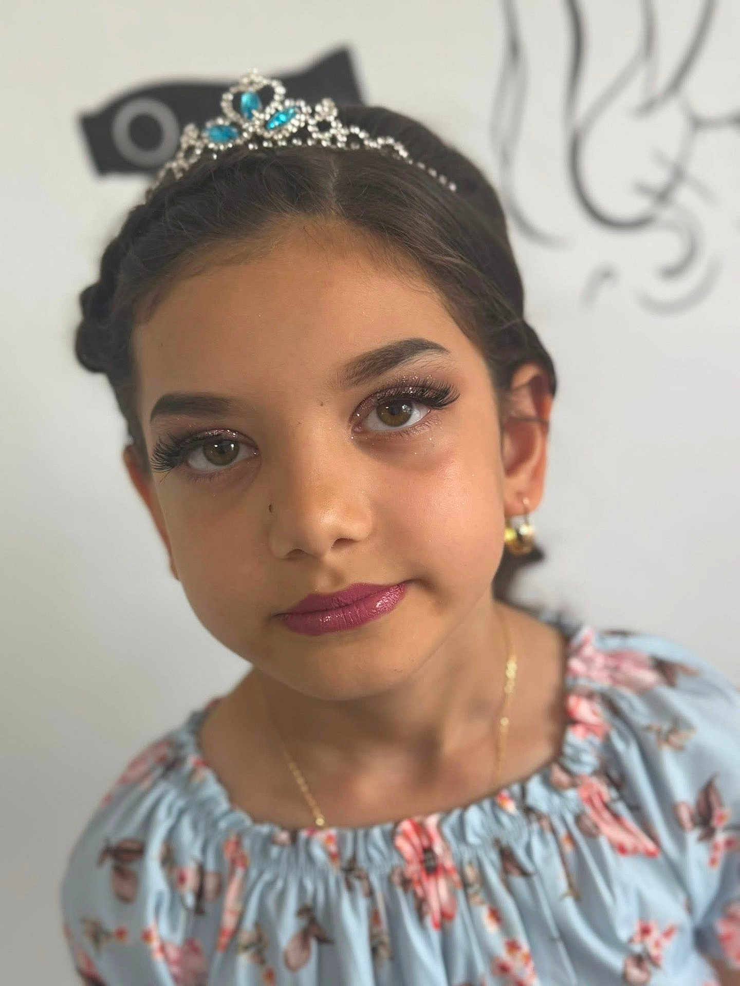 Annais a rejoint le concours — aidez-le/la à gagner de superbes lots ! child, girl, tiara, makeup, dress, floral, portrait, face, jewelry, earrings, necklace, brown_eyes, long_eyelashes, soft_lighting, indoor, closeup, youth, beauty, happy, fashion