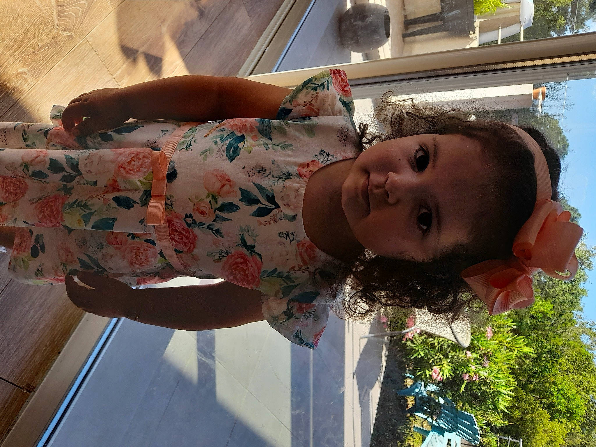 Victoria a rejoint le concours — aidez-le/la à gagner de superbes lots ! baby, child, eyewear, fun, grass, happy, human_leg, leisure, pattern, person, thigh, toddler, tree, vacation