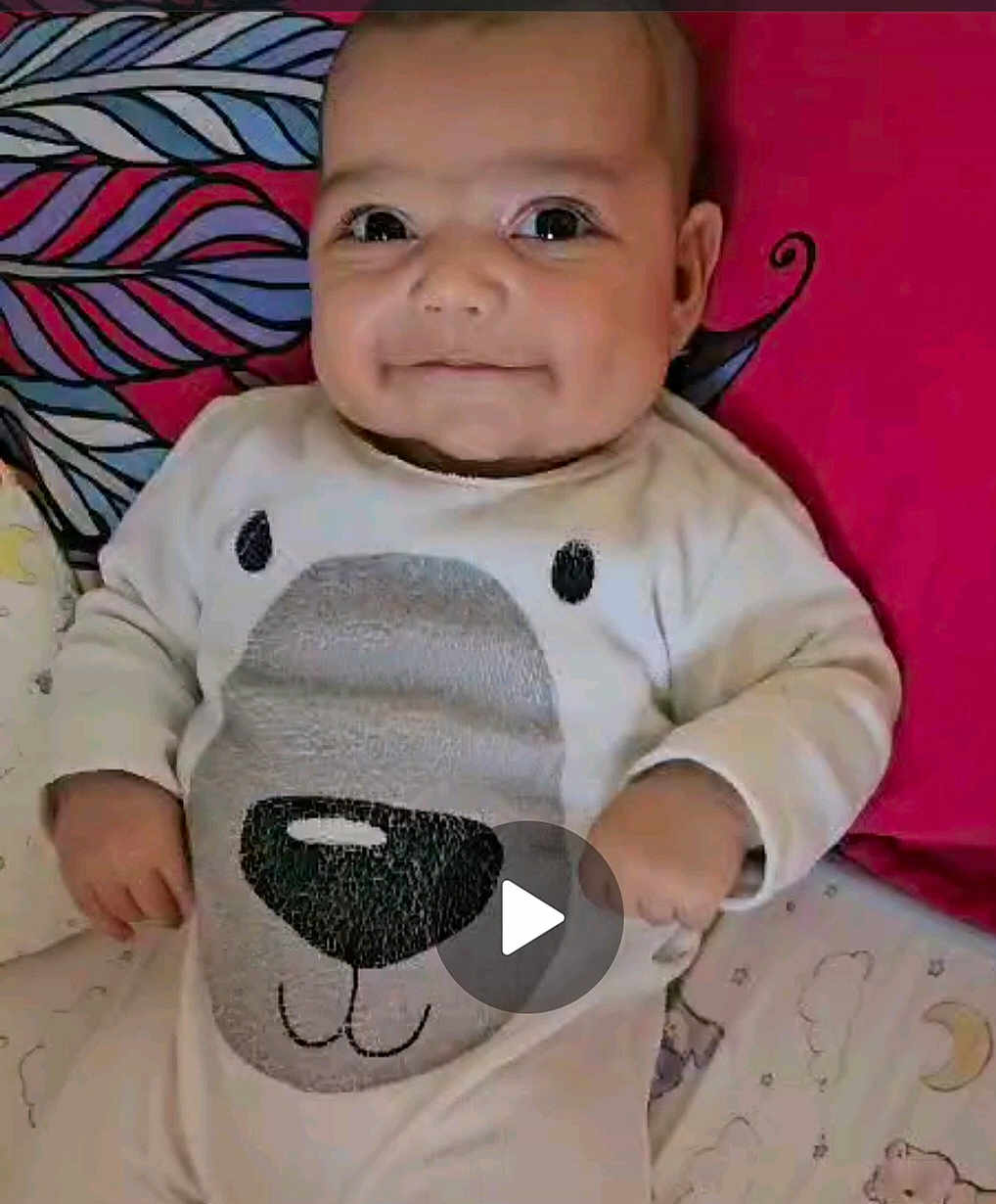 Ayla participe au concours pour gagner de l'argent avec cette photo : baby, infant, smile, onesie, bear_face, blanket, patterned_blanket, cute, child, lying_down, hand, face, happy, indoors, cozy, playful, colorful, young_child, portrait, baby_clothes