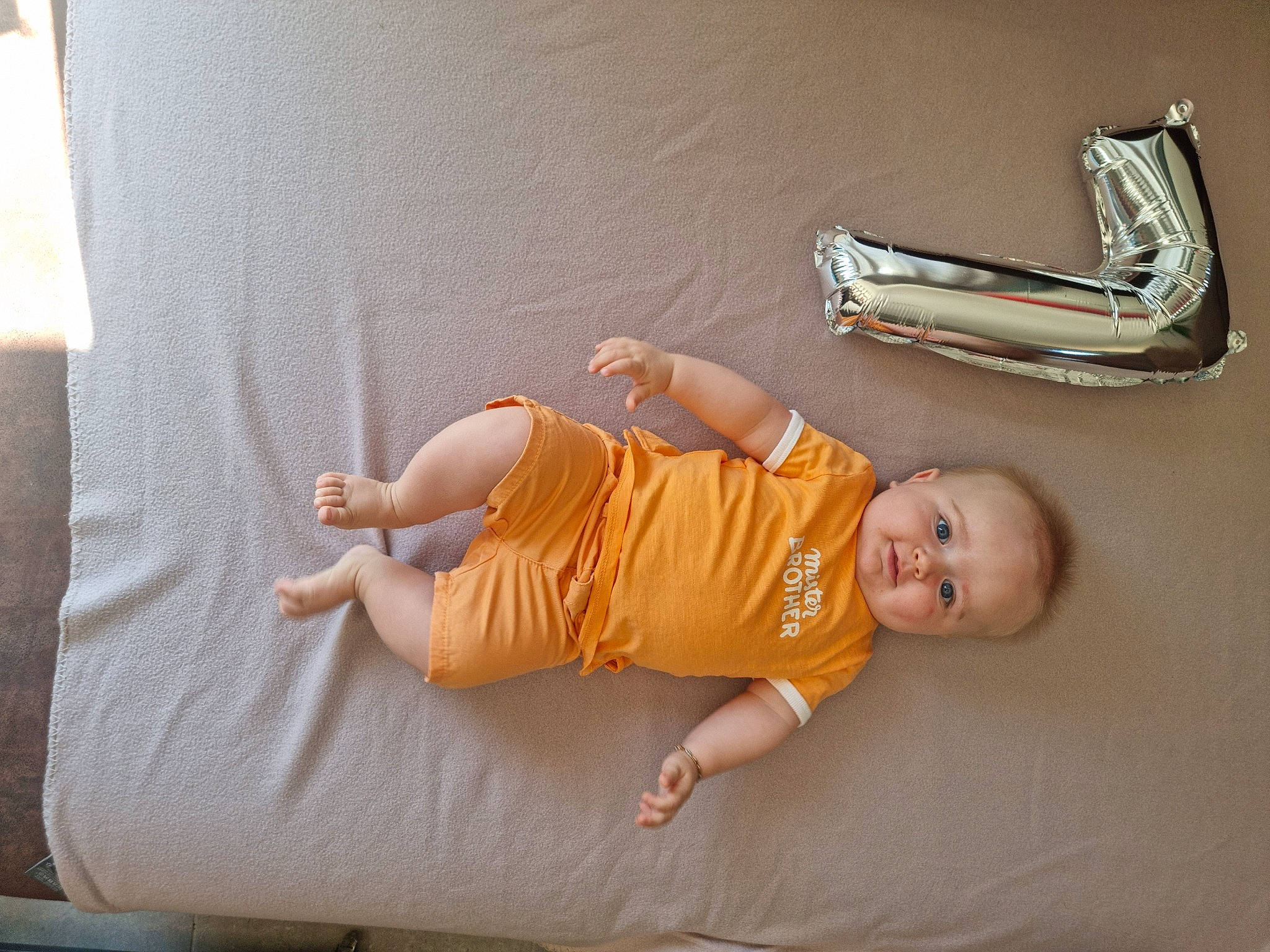 Nyno a rejoint le concours — aidez-le/la à gagner de superbes lots ! automotive_lighting, baby, baby_products, baby_toddler_clothing, comfort, dress, elbow, finger, flash_photography, flooring, foot, happy, human_body, human_leg, joint, knee, leg, person, room, toddler