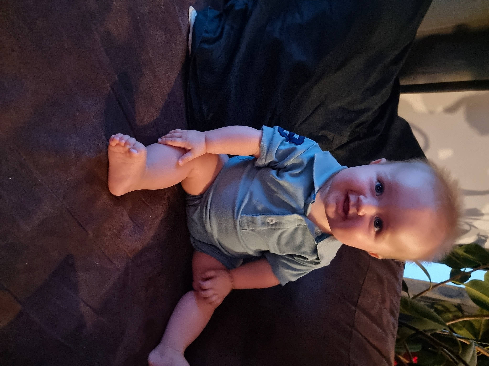 Nyno a rejoint le concours — aidez-le/la à gagner de superbes lots ! baby, child, comfort, elbow, finger, flash_photography, foot, gesture, grass, happy, hat, human_body, human_leg, knee, leisure, person, plant, smile, thigh, toddler