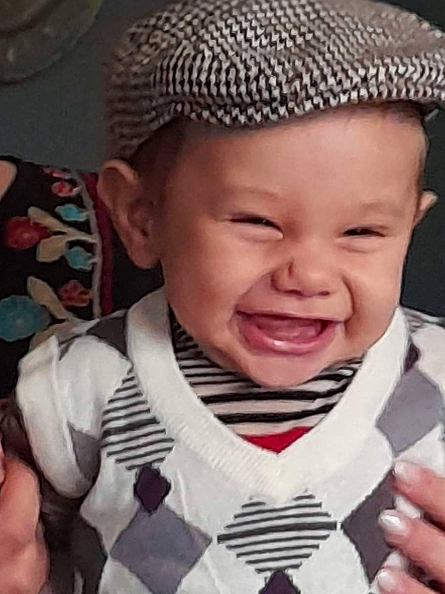 Eden participe au concours pour gagner de l'argent avec cette photo : baby, baby_toddler_clothing, cap, cheek, chin, eye, face, facial_expression, finger, gesture, happy, headwear, joy, lip, mouth, person, photograph, pink, product, skin