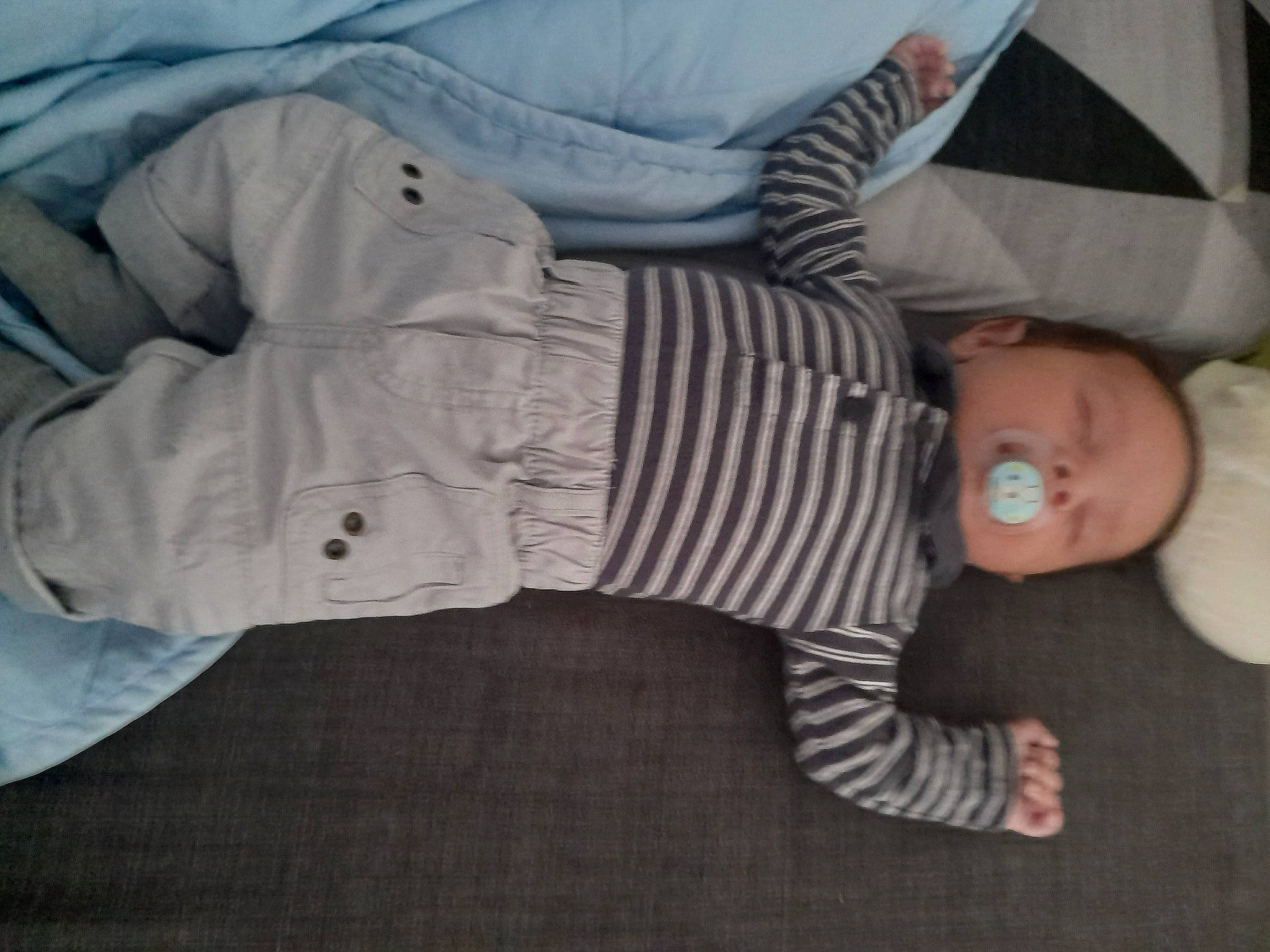 Eden a rejoint le concours — aidez-le/la à gagner de superbes lots ! baby, baby_products, baby_sleeping, baby_toddler_clothing, cheek, comfort, elbow, finger, foot, hand, human_body, human_leg, mouth, nap, pattern, person, sitting, skin, sleep, sleeve