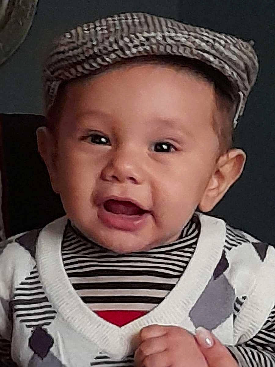 Eden a rejoint le concours — aidez-le/la à gagner de superbes lots ! baby, baby_toddler_clothing, cheek, chin, clothing, collar, eyebrow, gesture, happy, hat, headgear, iris, lip, nose, organ, outerwear, person, skin, sleeve, smile