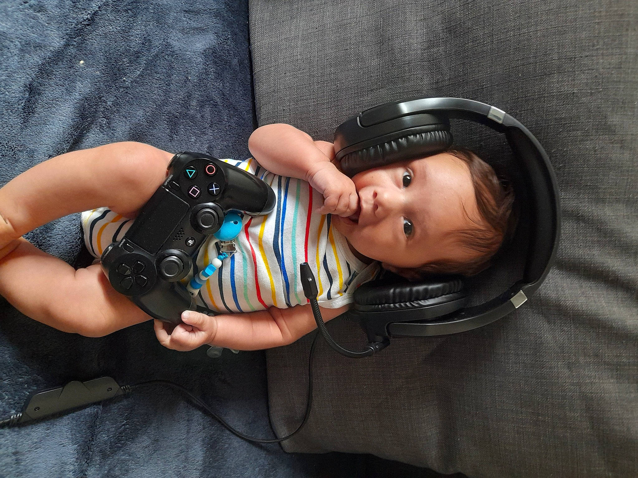 Eden a rejoint le concours — aidez-le/la à gagner de superbes lots ! audio_equipment, baby, baby_carriage, baby_products, baby_toddler_clothing, cap, eye, eyewear, face, flash_photography, fun, hand, head, headgear, helmet, human_body, person, personal_protective_equipment, sitting, thigh