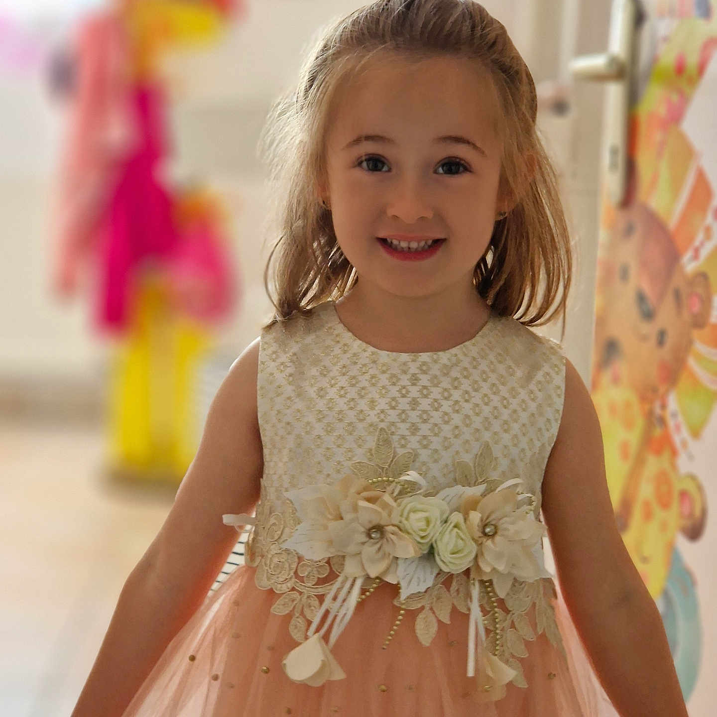 Eva participe au concours pour gagner de l'argent avec cette photo : bodypart, child, clothing, dress, eveningdress, face, fashion, female, finger, flower, flowerarrangement, flowerbouquet, formalwear, girl, gown, hand, head, person, photography, portrait