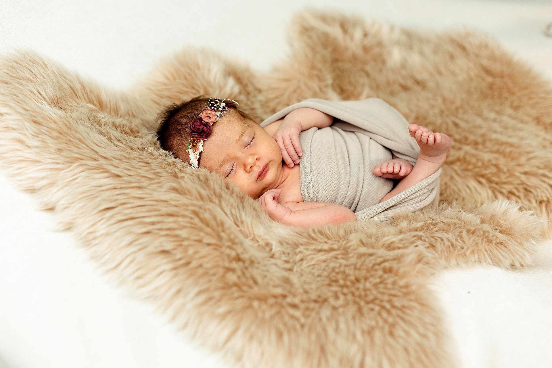Sixtine a rejoint le concours — aidez-le/la à gagner de superbes lots ! baby, blanket, cozy, cute, delicate, flower, fur_rug, headband, indoors, infant, newborn, peaceful, portrait, resting, skin, sleeping, soft_texture, tiny_feet, warm, wrapped