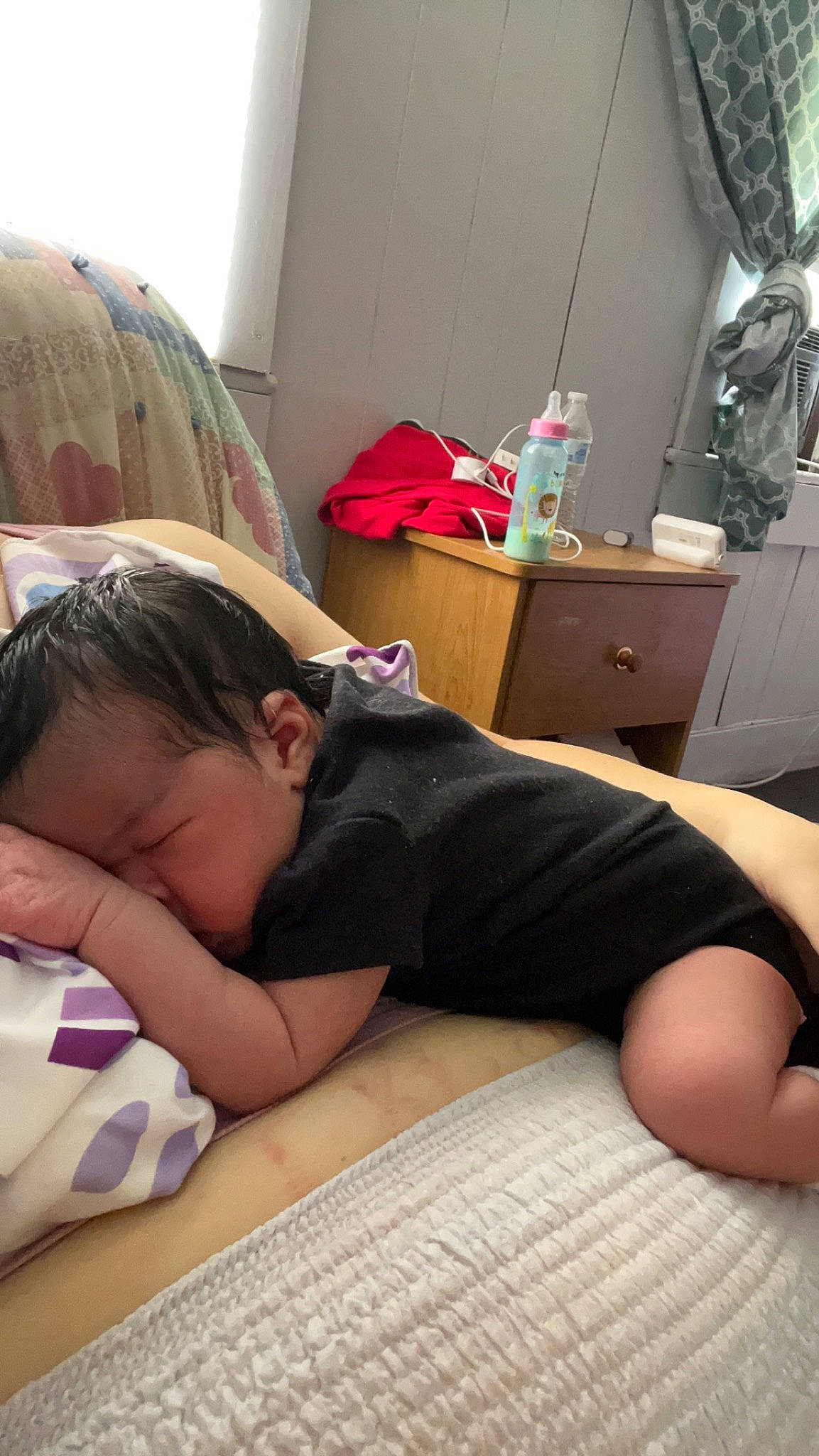 Alaina is registered to the contest to win money with this photo: abdomen, black_hair, comfort, elbow, eyewear, finger, glasses, human_leg, joint, knee, leg, linens, muscle, person, room, shoulder, sitting, skin, thigh, toddler