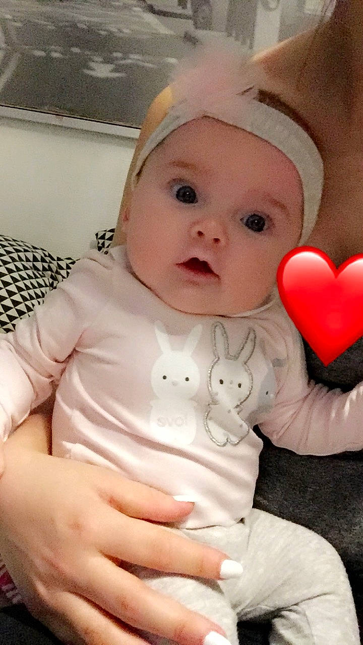 Mila a rejoint le concours — aidez-le/la à gagner de superbes lots ! baby, cheek, child, finger, hand, lip, person, pink, skin, surprise, toddler