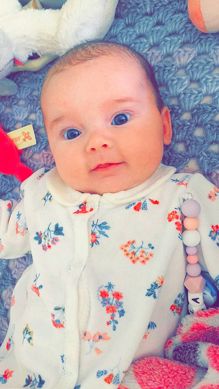 Mila participe au concours pour gagner de l'argent avec cette photo : baby, cheek, child, eye, face, forehead, head, iris, lip, mouth, nose, pattern, person, pink, skin, smile, toddler